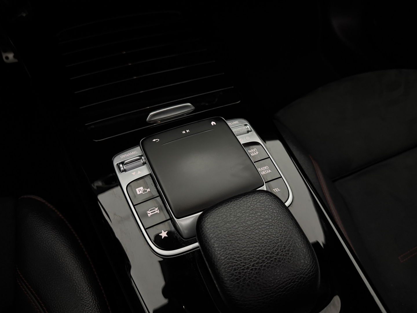 Mercedes-Benz A-Klasse 180 AMG | Pano | Virtual | Camera | LED | Navigatie | Stoelverw. | NAP