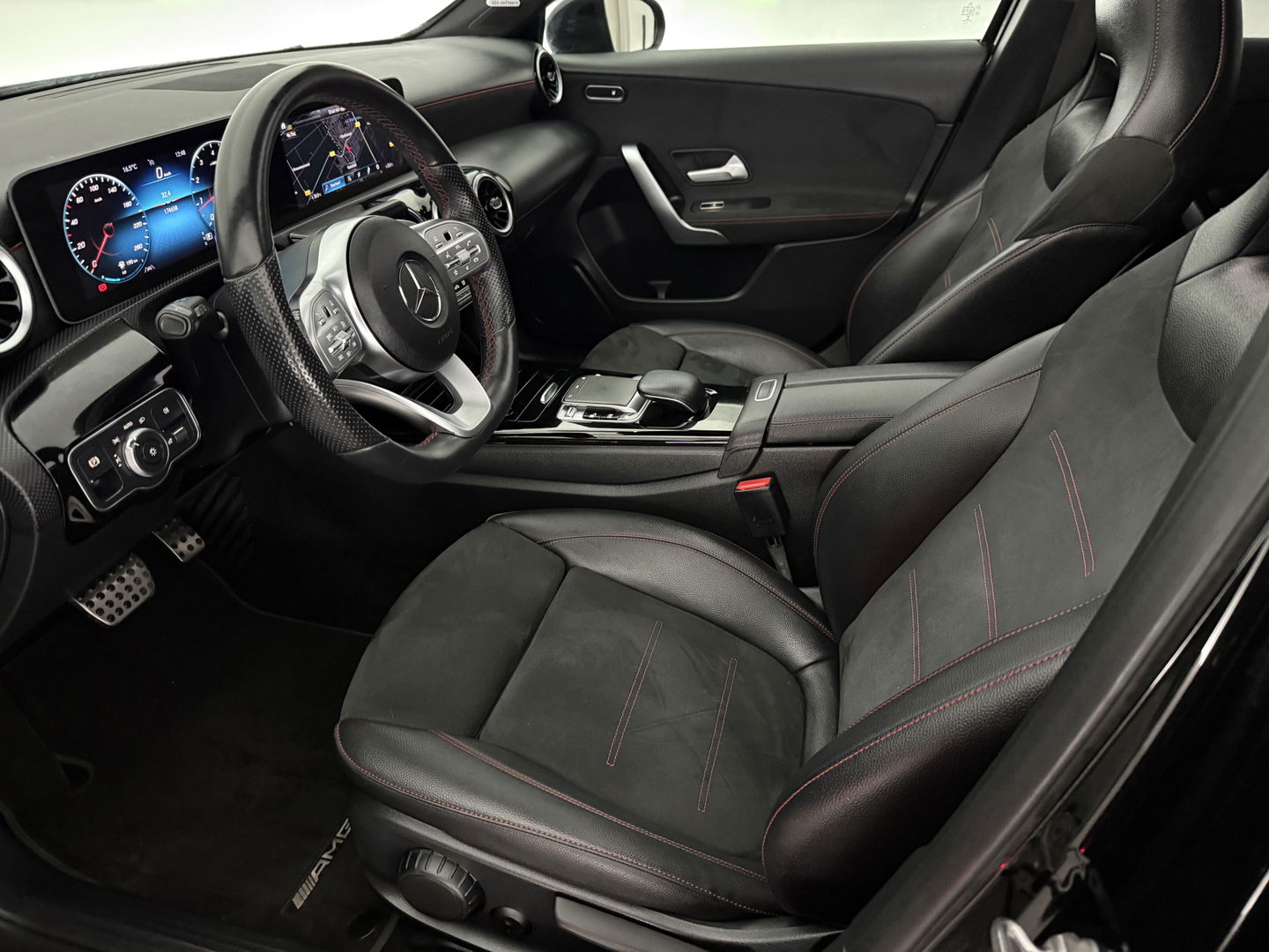 Mercedes-Benz A-Klasse 180 AMG | Pano | Virtual | Camera | LED | Navigatie | Stoelverw. | NAP