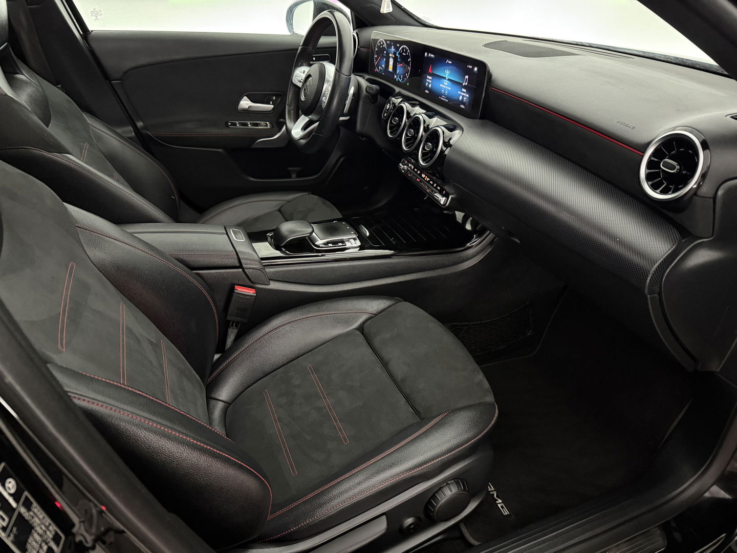 Mercedes-Benz A-Klasse 180 AMG | Pano | Virtual | Camera | LED | Navigatie | Stoelverw. | NAP