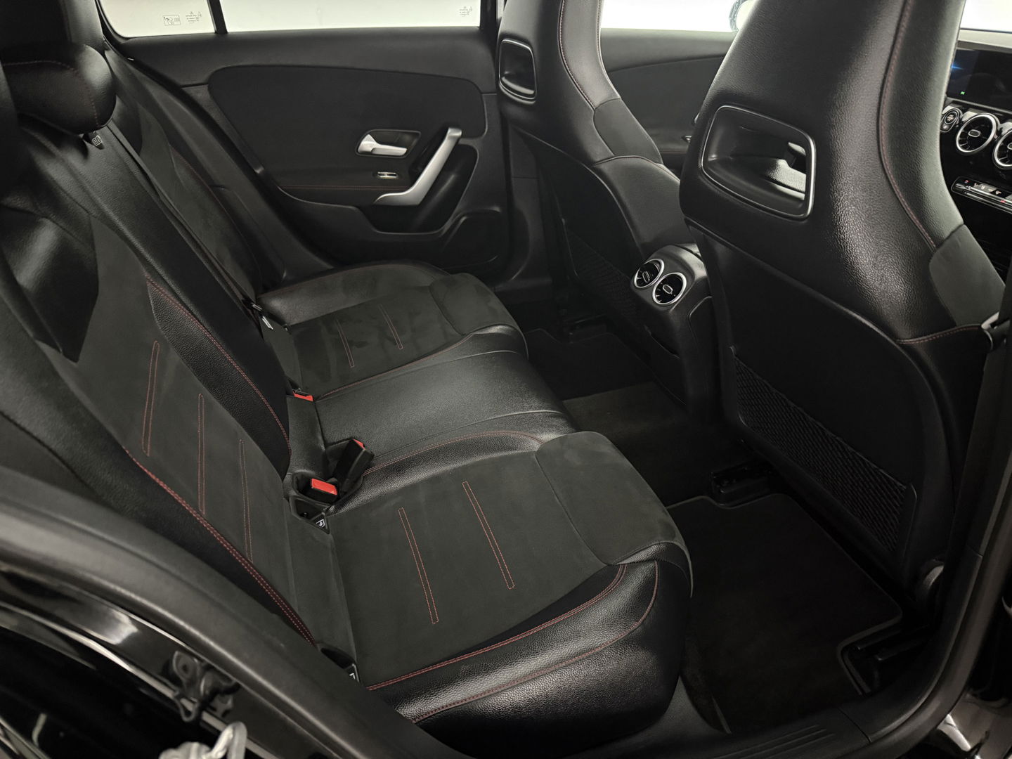 Mercedes-Benz A-Klasse 180 AMG | Pano | Virtual | Camera | LED | Navigatie | Stoelverw. | NAP