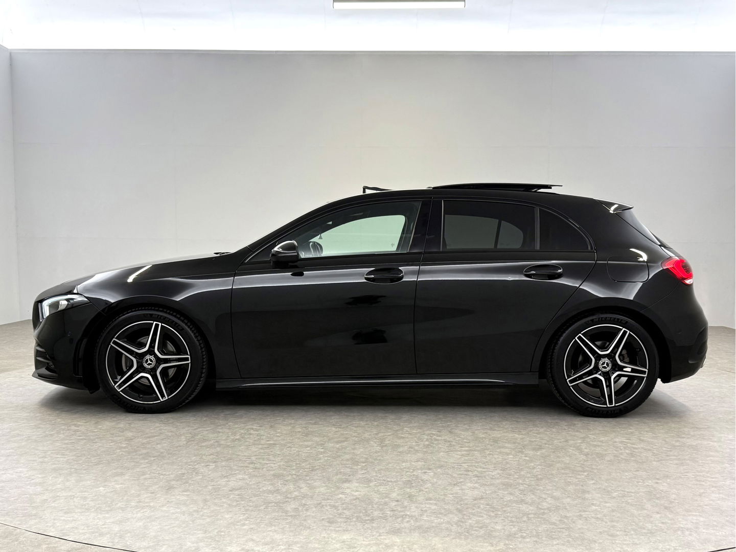 Mercedes-Benz A-Klasse 180 AMG | Pano | Virtual | Camera | LED | Navigatie | Stoelverw. | NAP