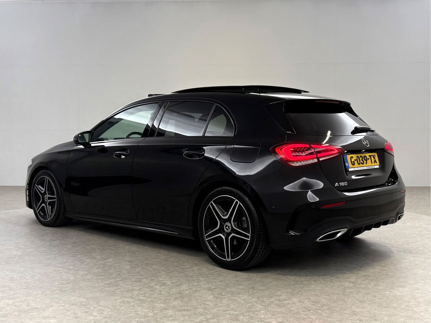 Mercedes-Benz A-Klasse 180 AMG | Pano | Virtual | Camera | LED | Navigatie | Stoelverw. | NAP