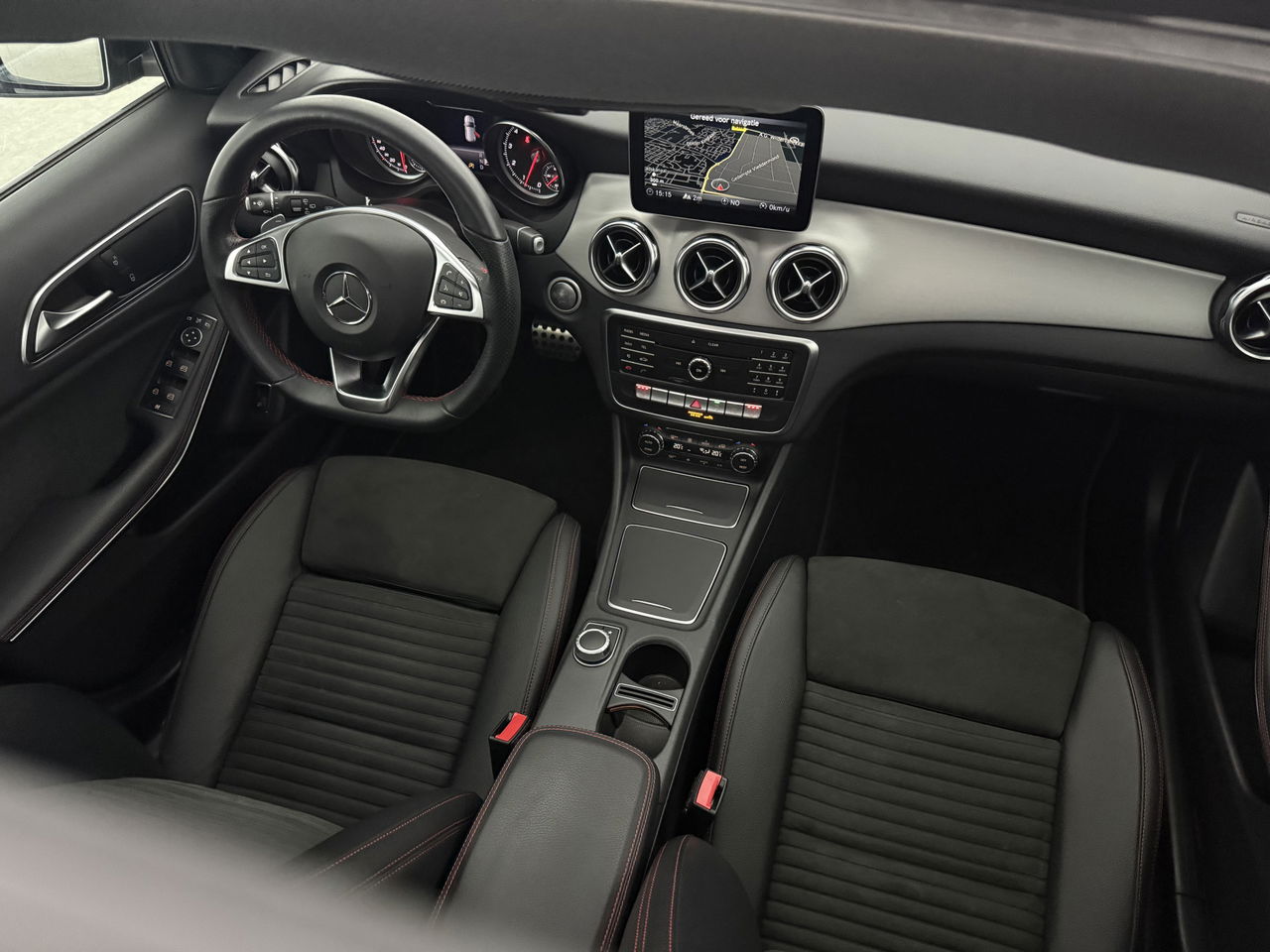 Mercedes-Benz GLA 180 AMG Night Upgrade | Panoramadak | LED | Camera | Carplay | Parkeersensoren | 19''LMV