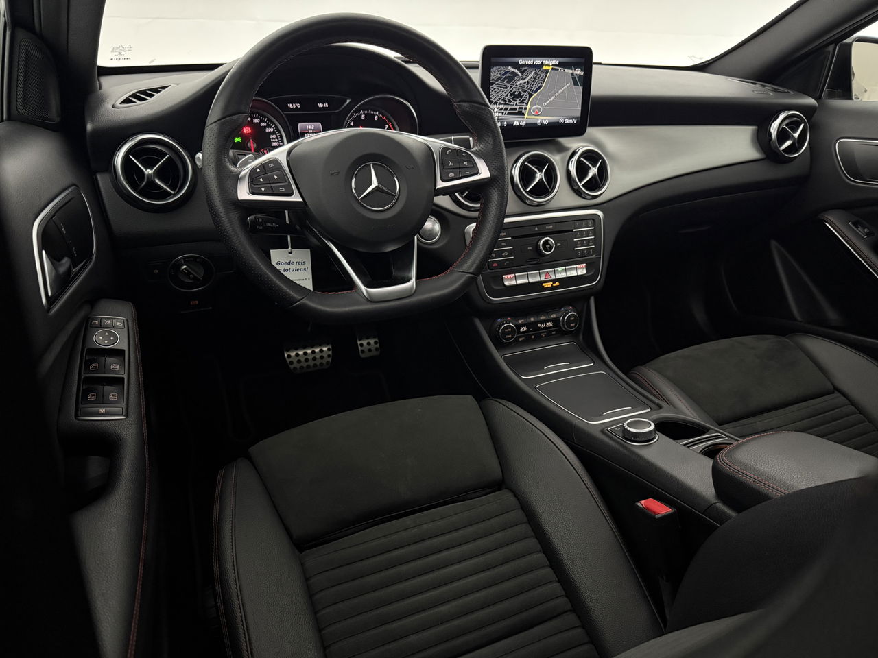 Mercedes-Benz GLA 180 AMG Night Upgrade | Panoramadak | LED | Camera | Carplay | Parkeersensoren | 19''LMV