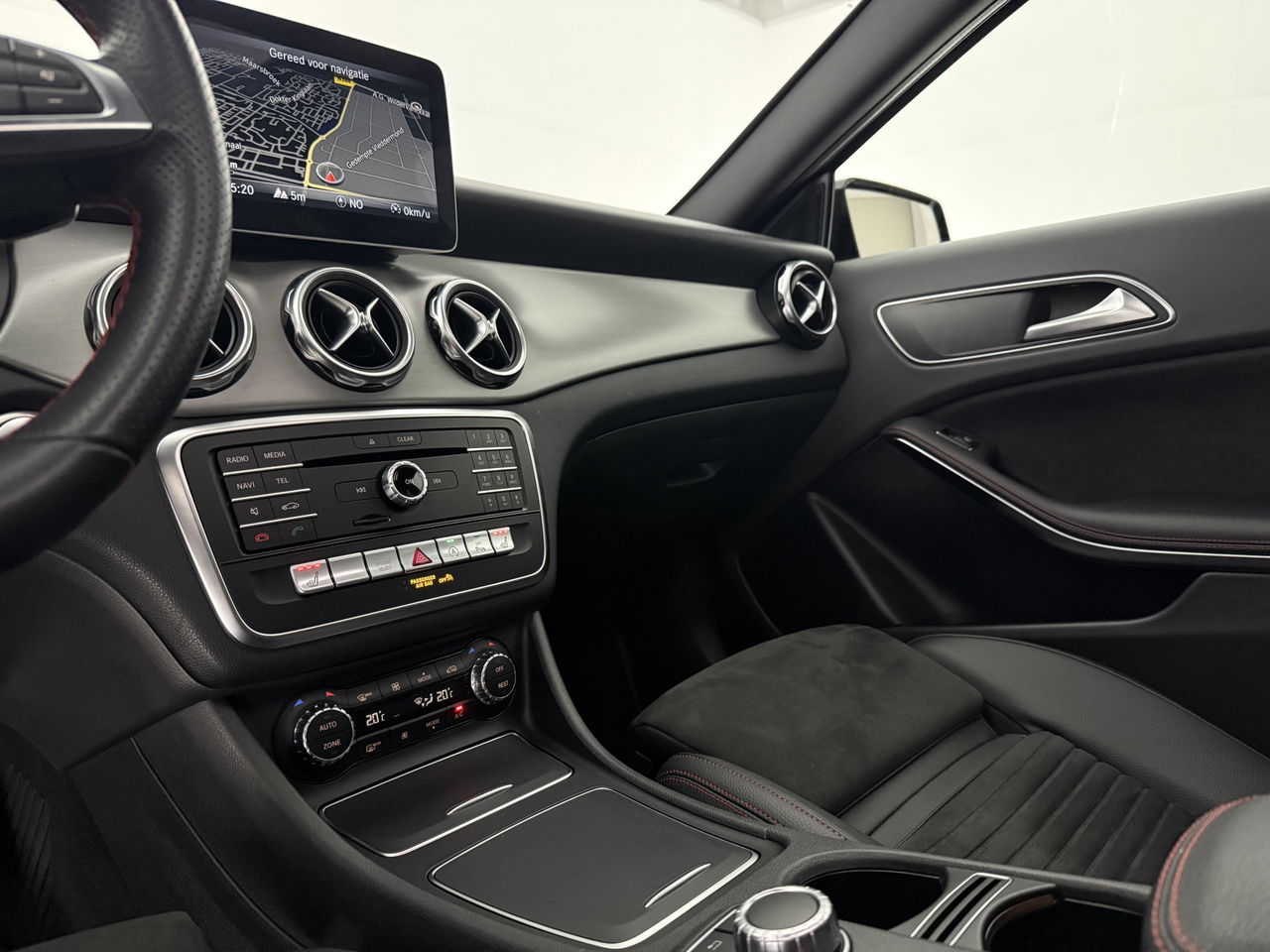 Mercedes-Benz GLA 180 AMG Night Upgrade | Panoramadak | LED | Camera | Carplay | Parkeersensoren | 19''LMV
