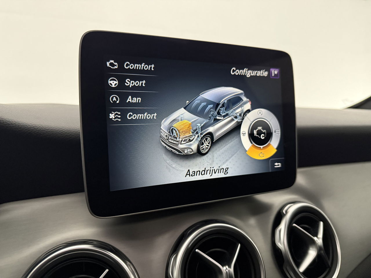 Mercedes-Benz GLA 180 AMG Night Upgrade | Panoramadak | LED | Camera | Carplay | Parkeersensoren | 19''LMV