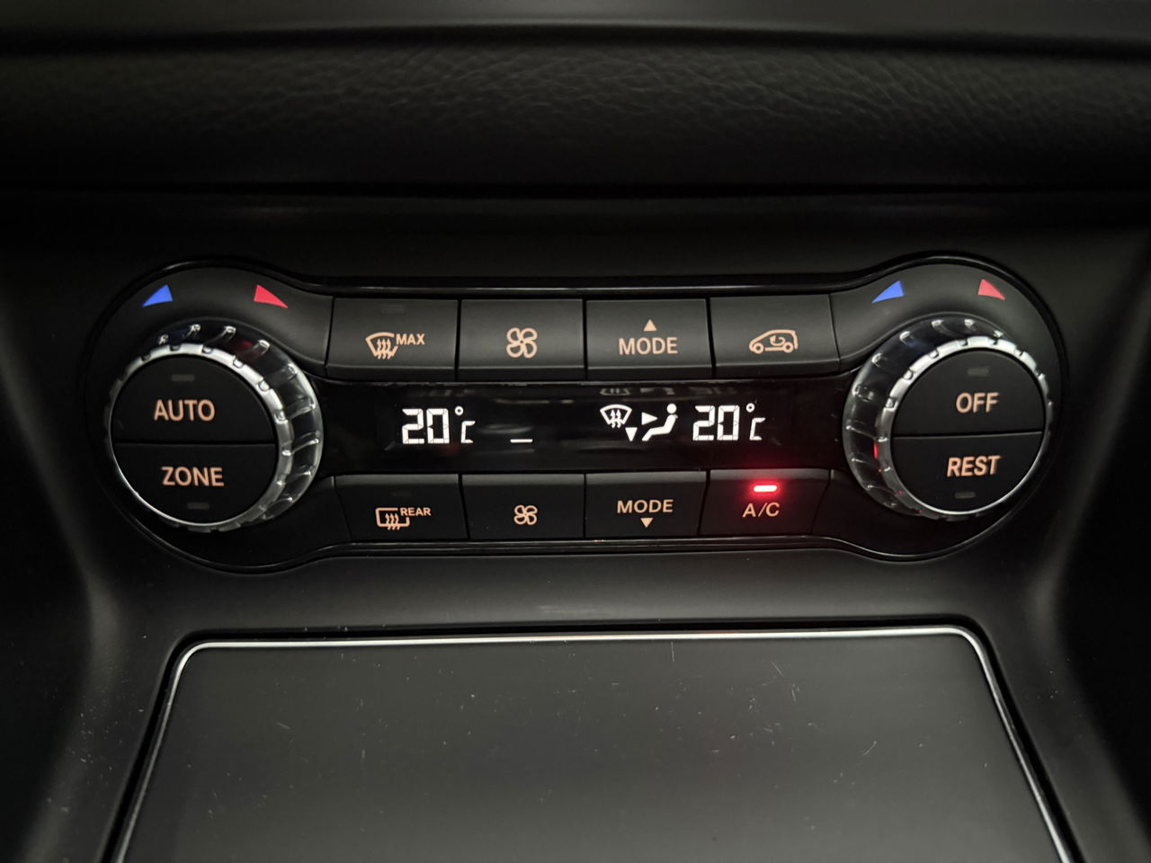 Mercedes-Benz GLA 180 AMG Night Upgrade | Panoramadak | LED | Camera | Carplay | Parkeersensoren | 19''LMV