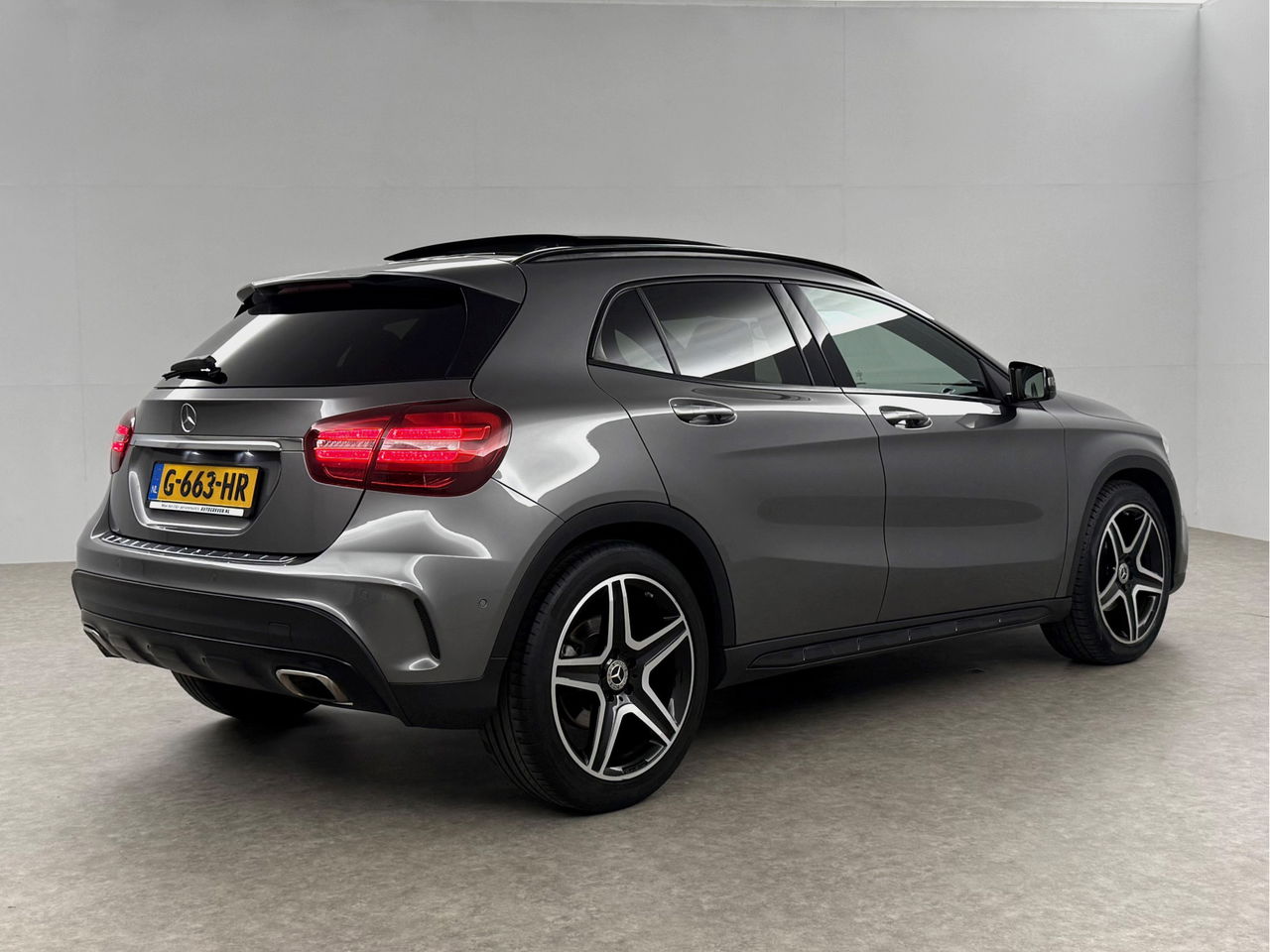 Mercedes-Benz GLA 180 AMG Night Upgrade | Panoramadak | LED | Camera | Carplay | Parkeersensoren | 19''LMV