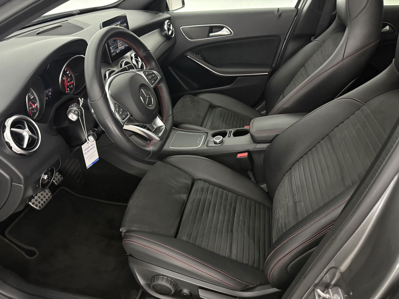 Mercedes-Benz GLA 180 AMG Night Upgrade | Panoramadak | LED | Camera | Carplay | Parkeersensoren | 19''LMV