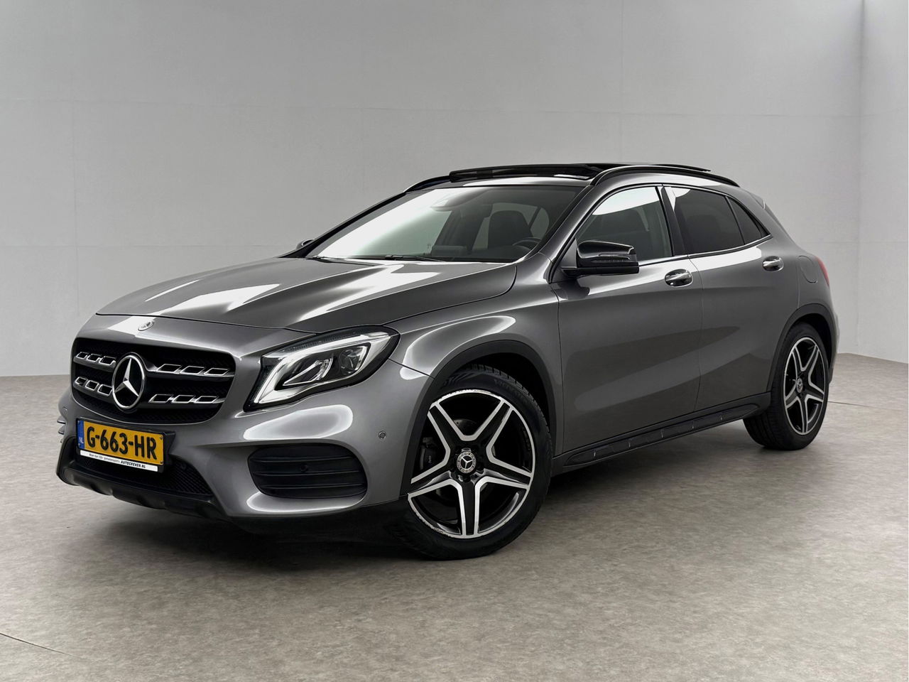 Mercedes-Benz GLA 180 AMG Night Upgrade | Panoramadak | LED | Camera | Carplay | Parkeersensoren | 19''LMV