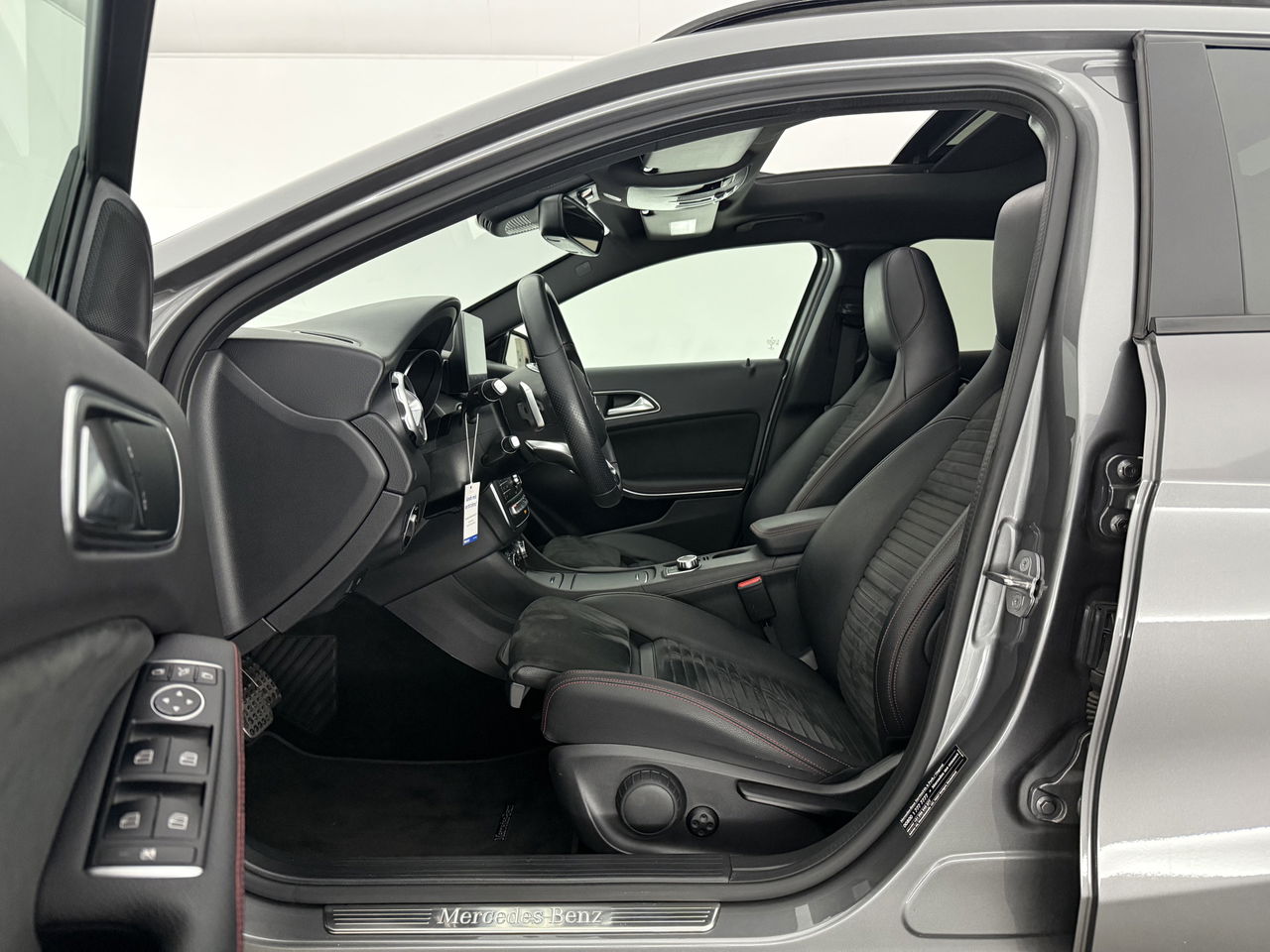Mercedes-Benz GLA 180 AMG Night Upgrade | Panoramadak | LED | Camera | Carplay | Parkeersensoren | 19''LMV