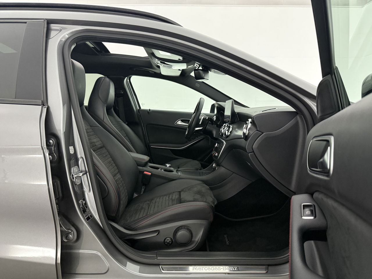 Mercedes-Benz GLA 180 AMG Night Upgrade | Panoramadak | LED | Camera | Carplay | Parkeersensoren | 19''LMV