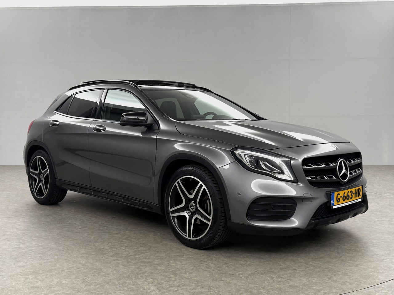 Mercedes-Benz GLA 180 AMG Night Upgrade | Panoramadak | LED | Camera | Carplay | Parkeersensoren | 19''LMV