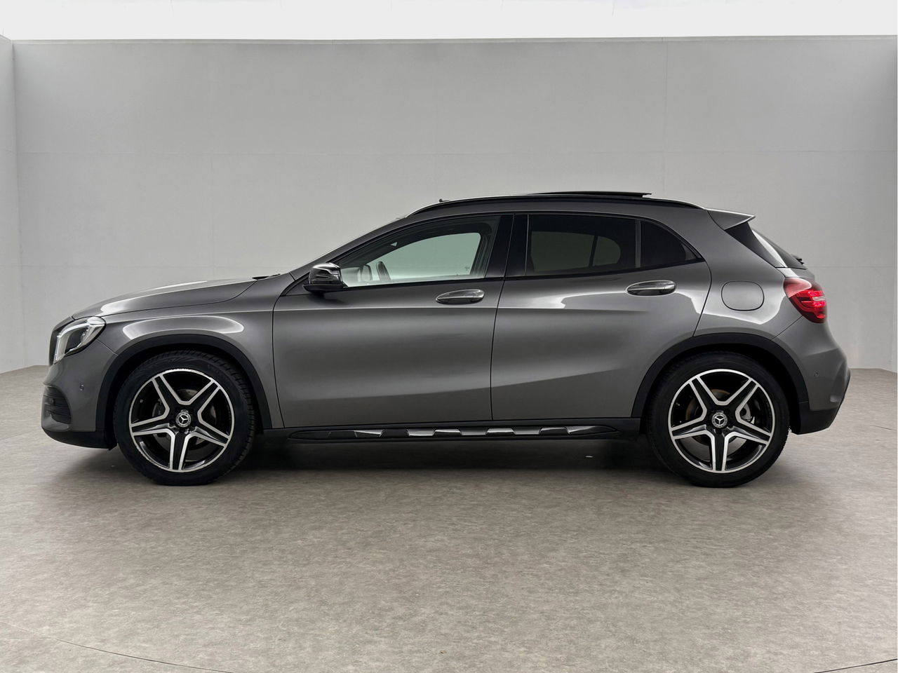 Mercedes-Benz GLA 180 AMG Night Upgrade | Panoramadak | LED | Camera | Carplay | Parkeersensoren | 19''LMV