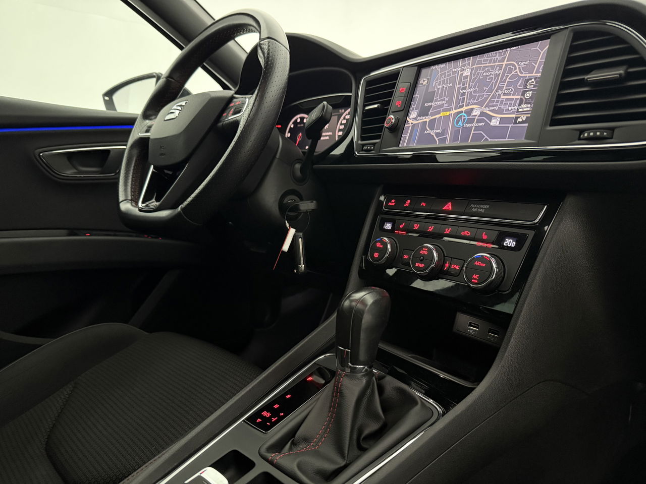 SEAT Leon 2.0 191PK TSI FR | Panoramadak | Sfeerverl. | LED | Virtual Cockpit | Carplay | Camera | Cruisecontr.