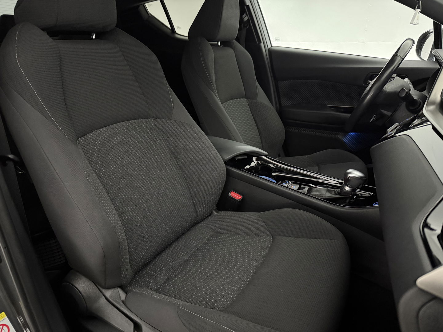 Toyota C-HR 1.8 Hybrid | 148PK | LED | Camera | Stuur/Stoelverw. l Navigatie | Cruise | Parkeers.
