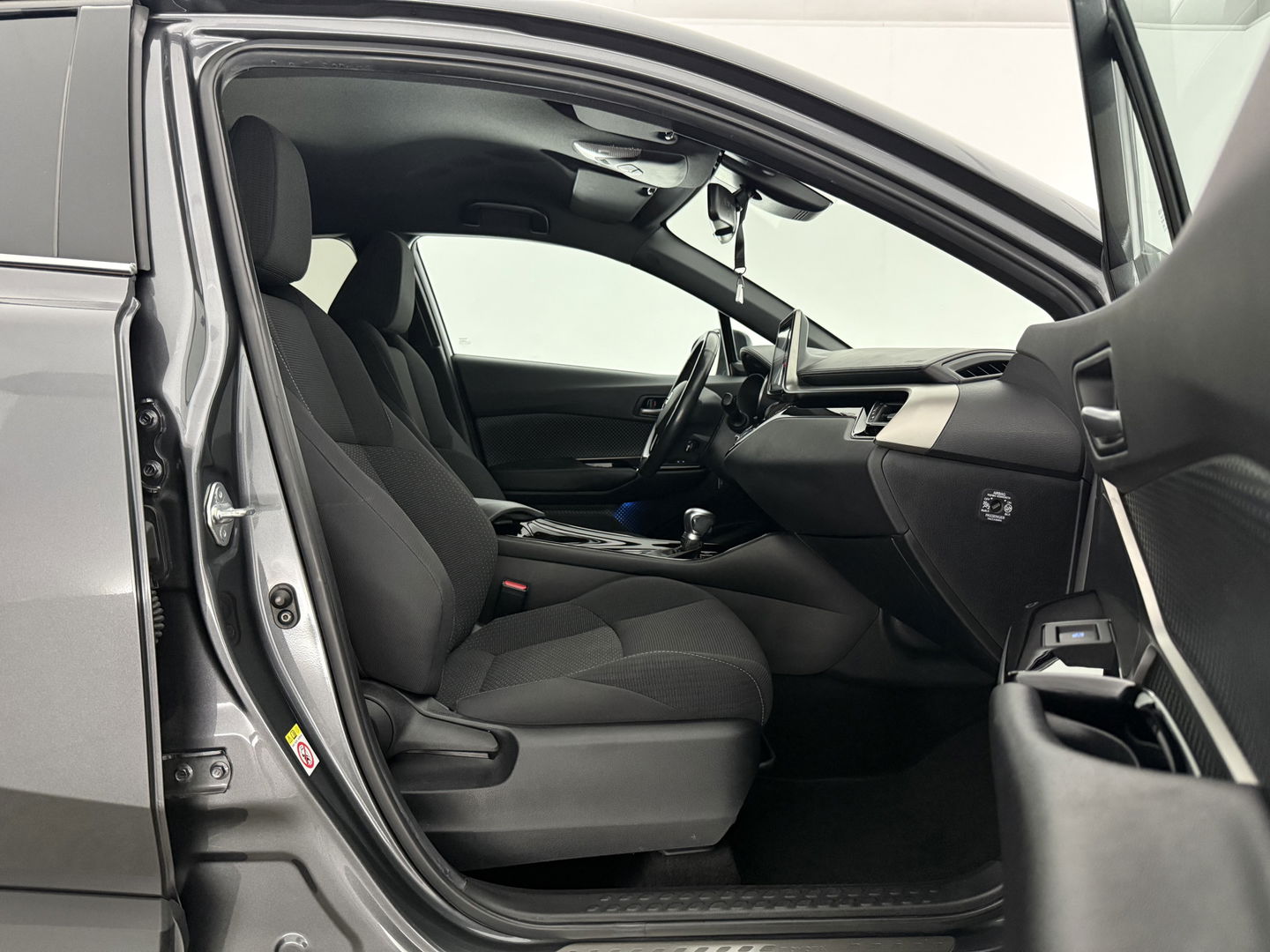 Toyota C-HR 1.8 Hybrid | 148PK | LED | Camera | Stuur/Stoelverw. l Navigatie | Cruise | Parkeers.
