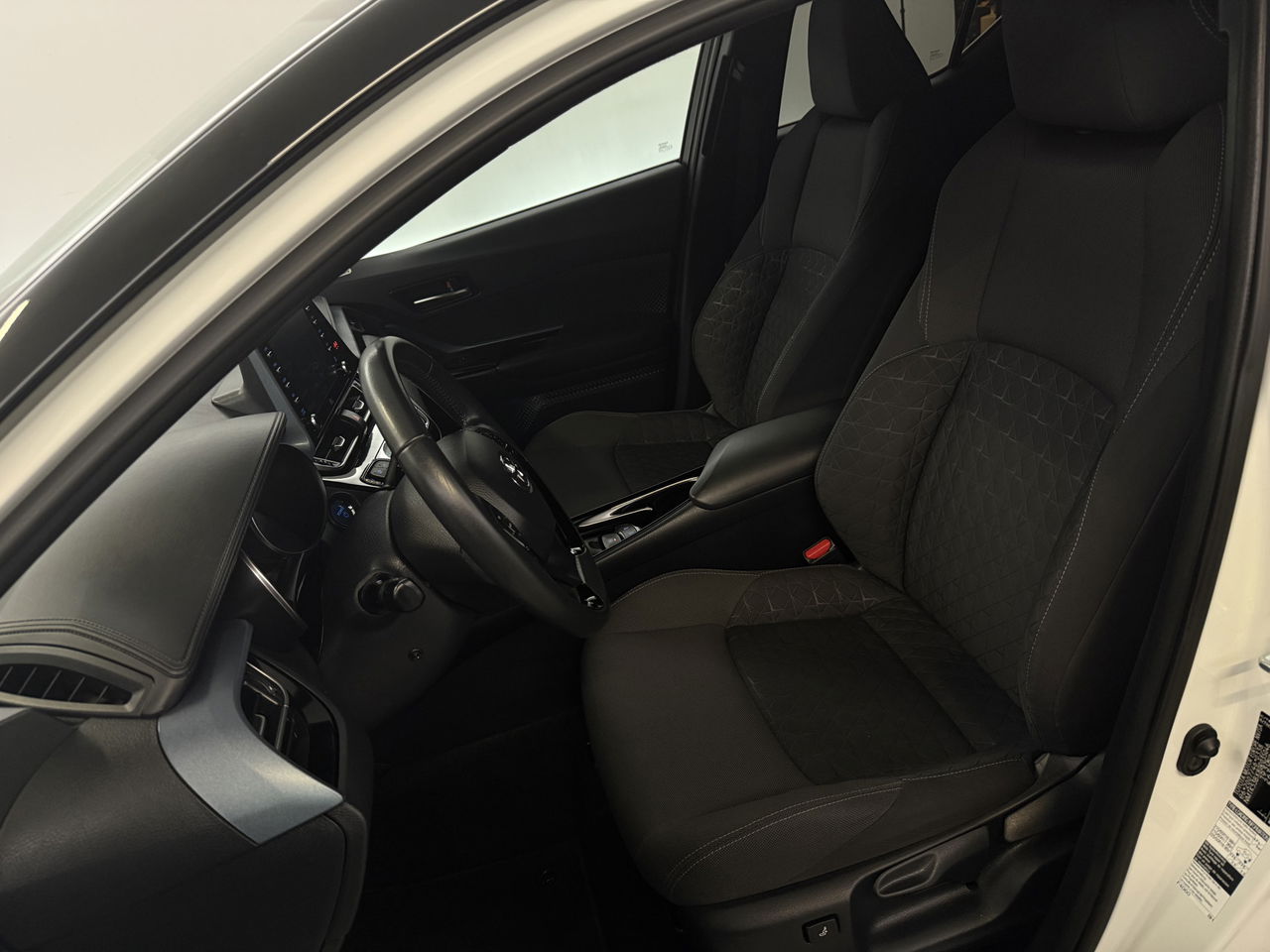 Toyota C-HR 2.0 Hybrid Business Plus | Camera | Trekhaak | JBL Audio | Carplay | Cruisecontrol | LED | NAP