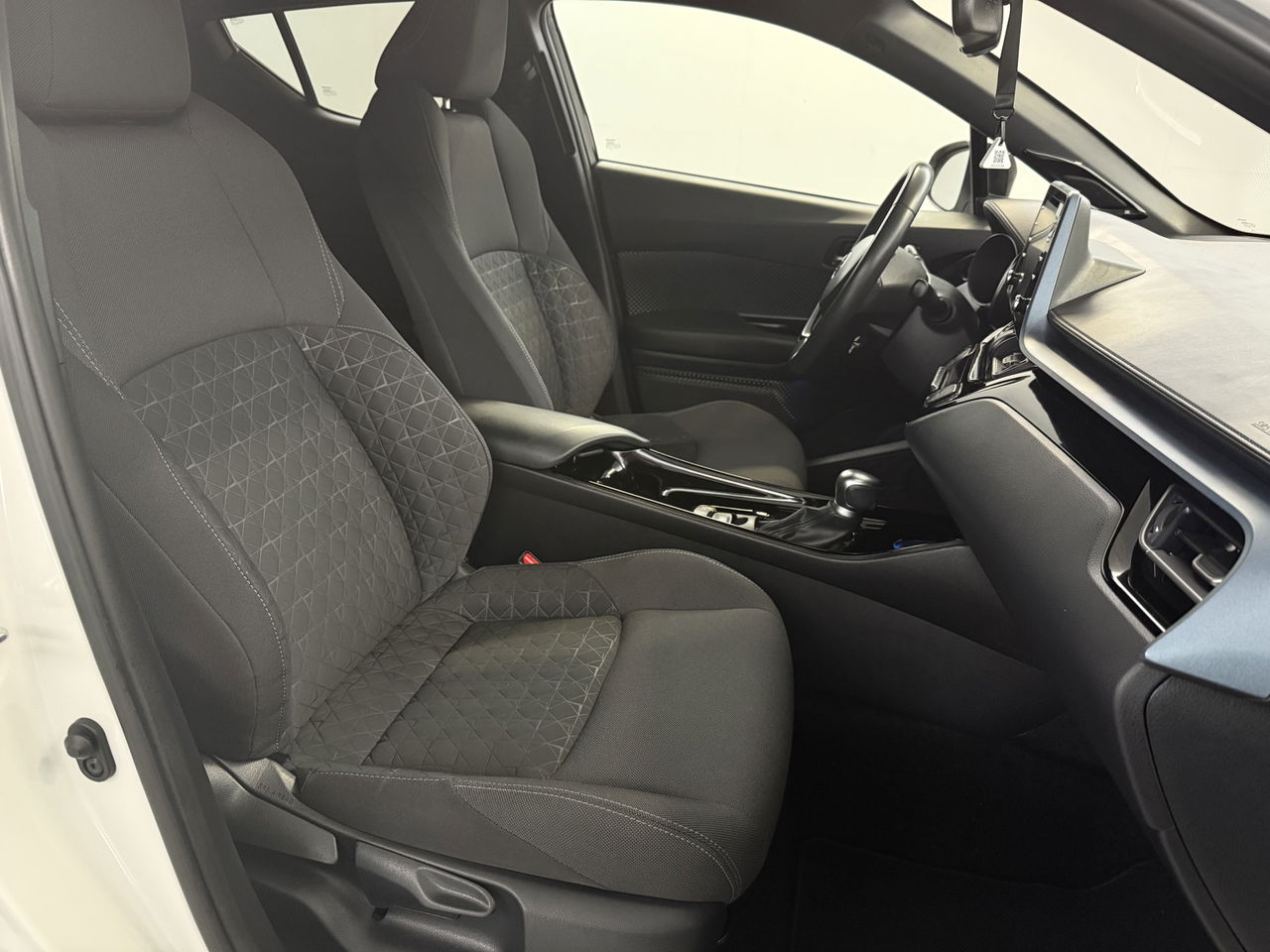 Toyota C-HR 2.0 Hybrid Business Plus | Camera | Trekhaak | JBL Audio | Carplay | Cruisecontrol | LED | NAP