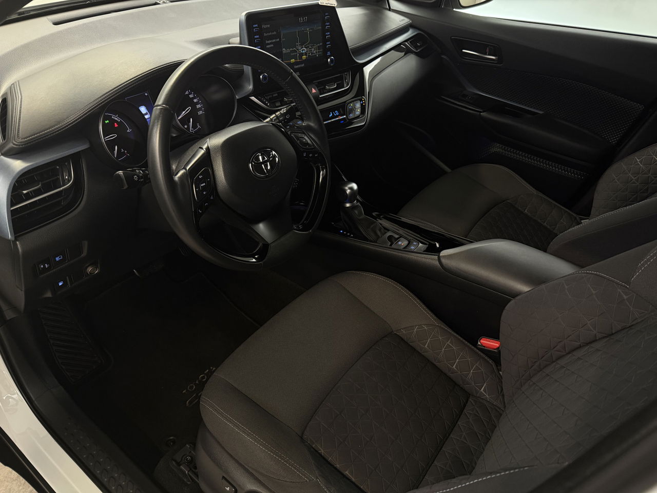 Toyota C-HR 2.0 Hybrid Business Plus | Camera | Trekhaak | JBL Audio | Carplay | Cruisecontrol | LED | NAP