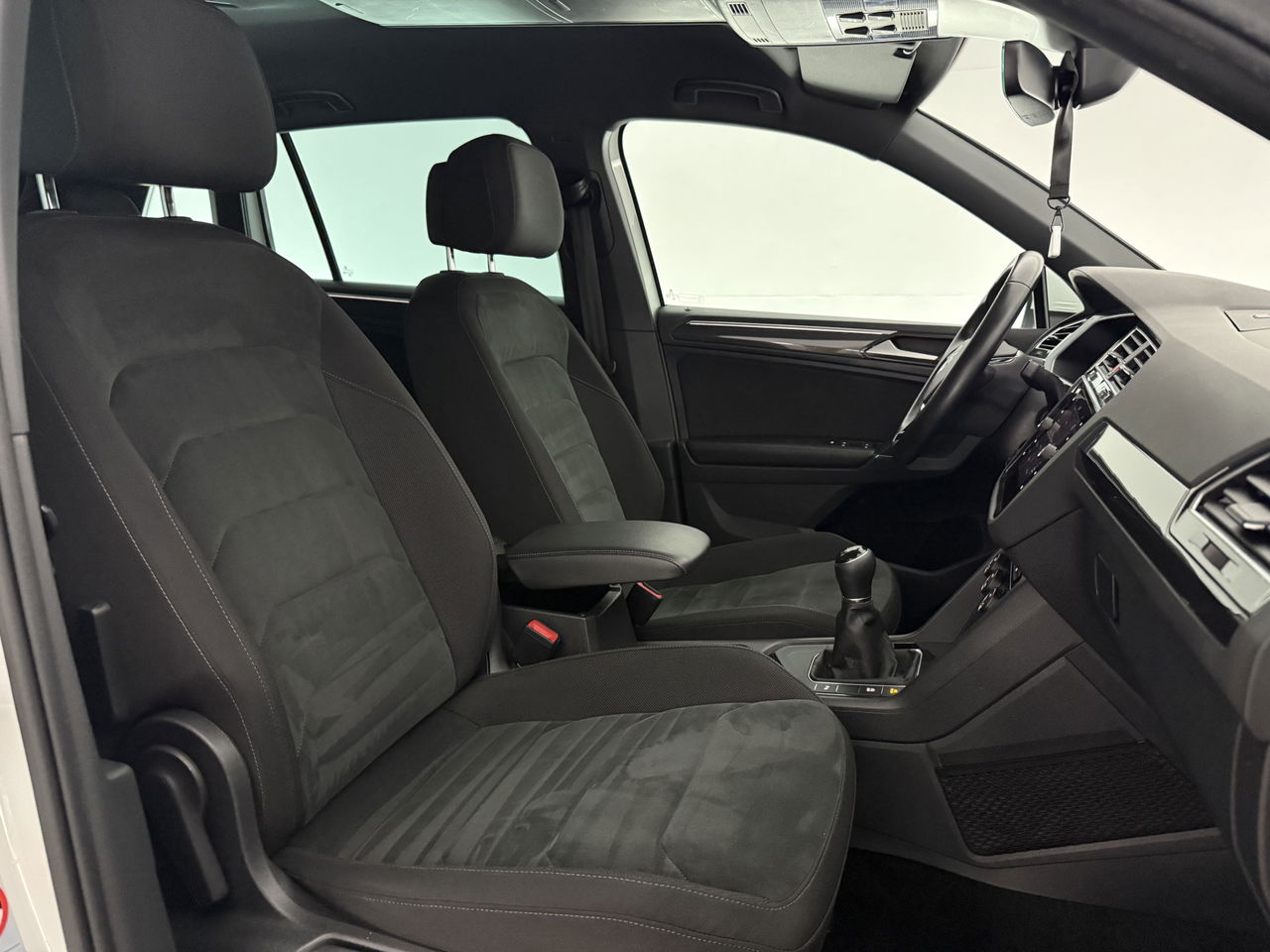 Volkswagen Tiguan 1.4 TSI R-line | Virtual Cockpit | ACC | LED | Carplay | Parkeersensoren | 19"LMV