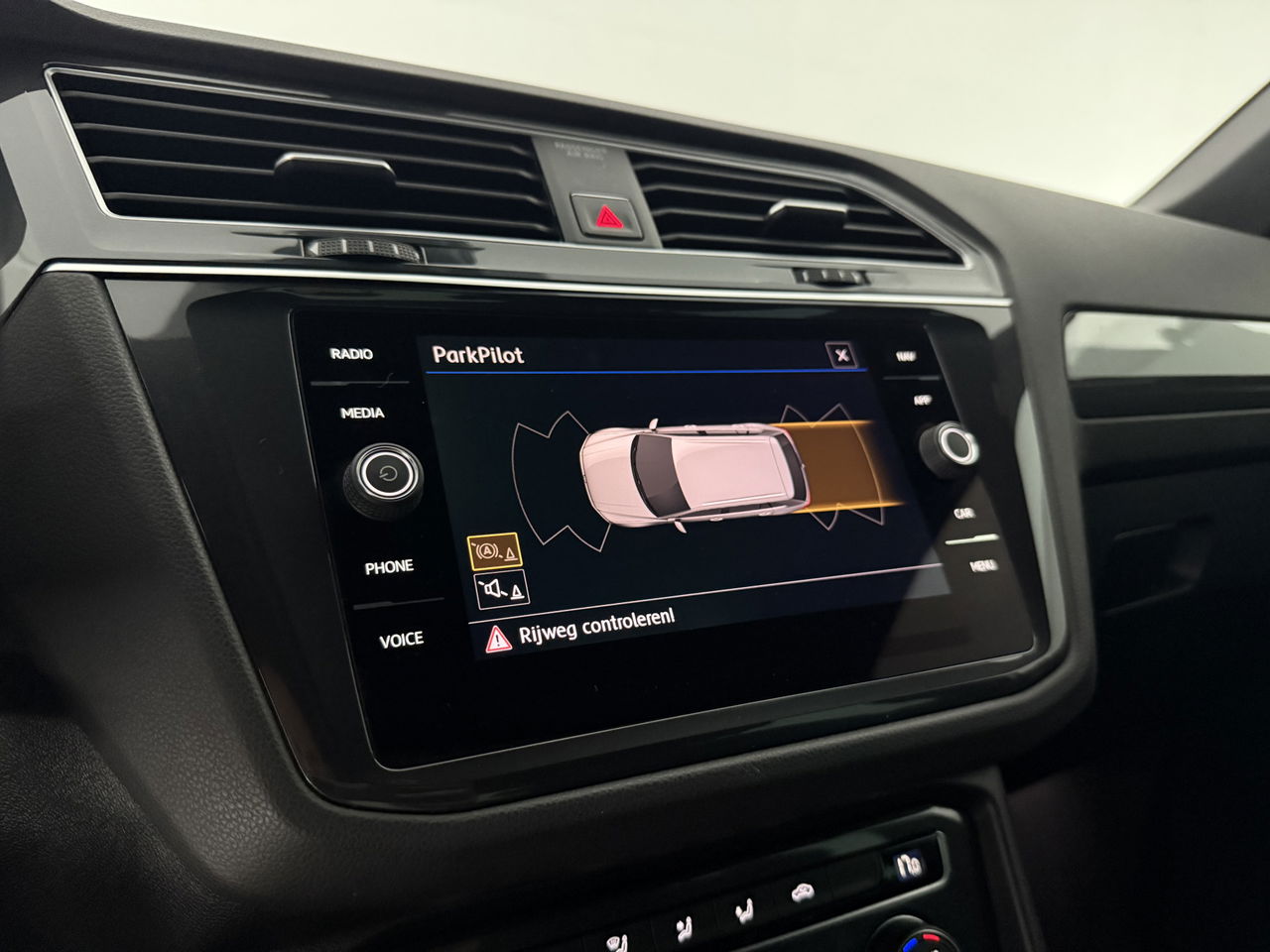 Volkswagen Tiguan 1.4 TSI R-line | Virtual Cockpit | ACC | LED | Carplay | Parkeersensoren | 19"LMV