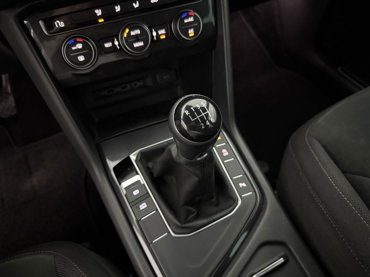 Volkswagen Tiguan 1.4 TSI R-line | Virtual Cockpit | ACC | LED | Carplay | Parkeersensoren | 19"LMV