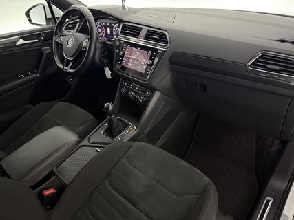 Volkswagen Tiguan 1.4 TSI R-line | Virtual Cockpit | ACC | LED | Carplay | Parkeersensoren | 19"LMV