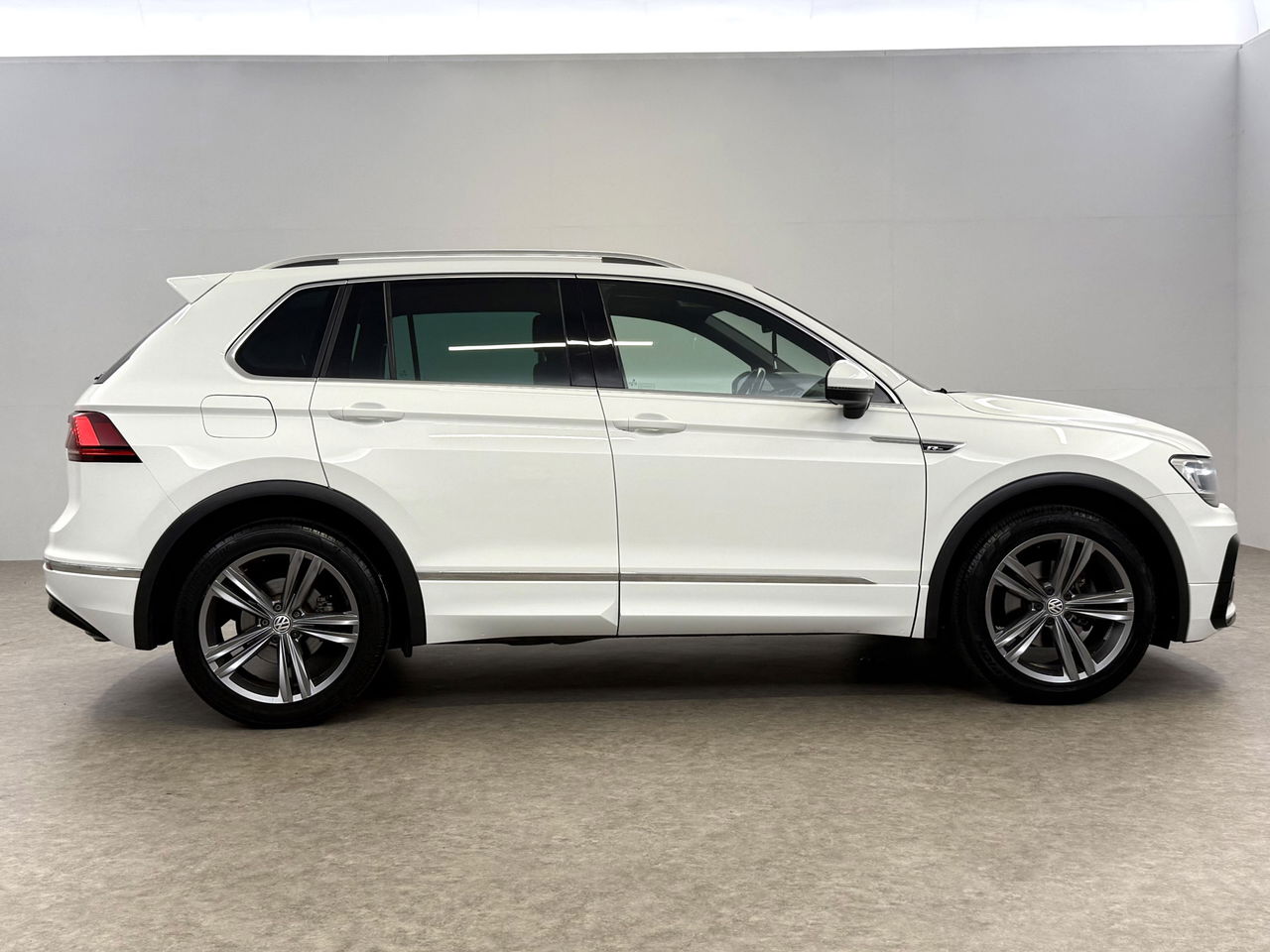 Volkswagen Tiguan 1.4 TSI R-line | Virtual Cockpit | ACC | LED | Carplay | Parkeersensoren | 19"LMV