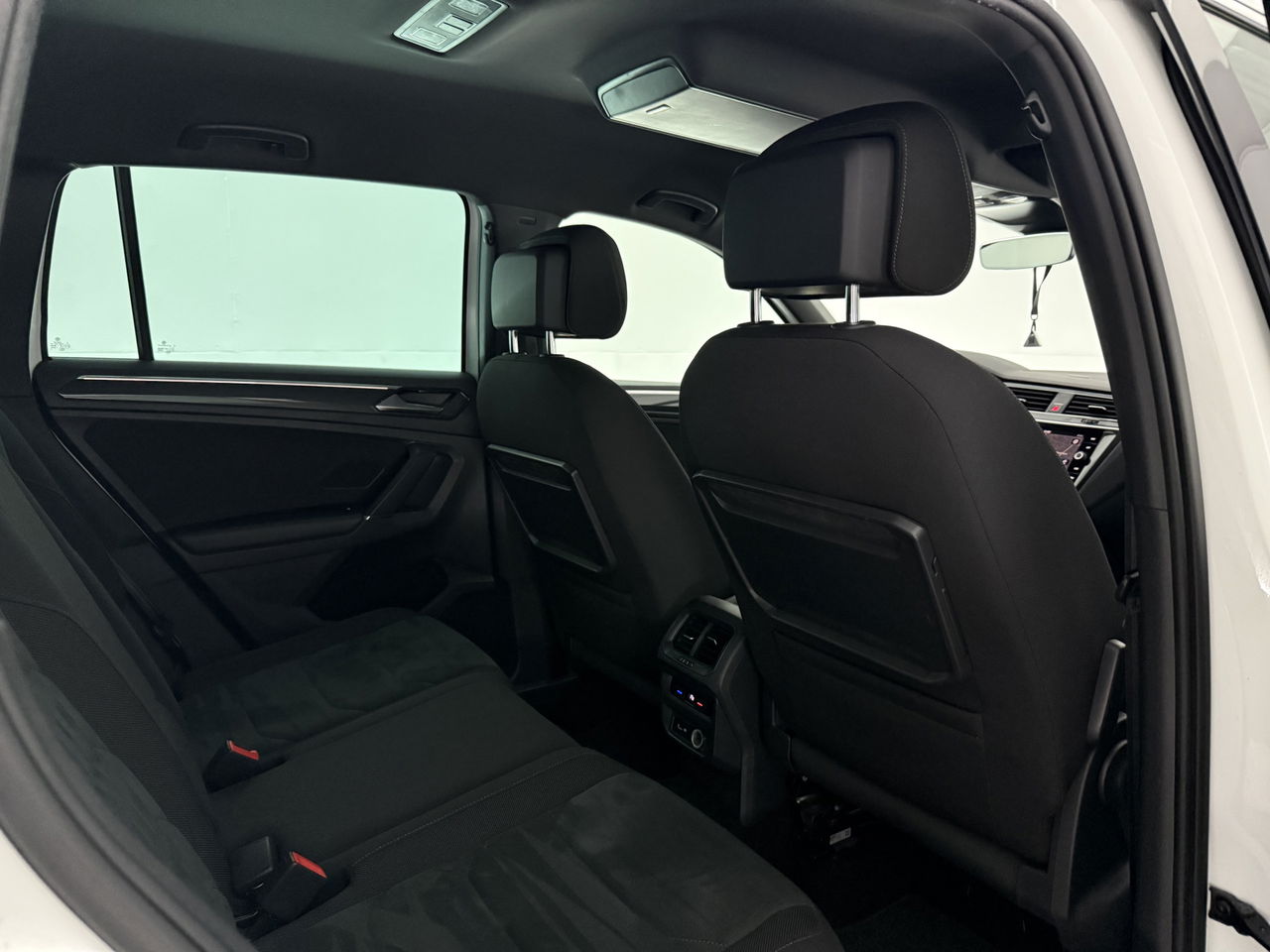 Volkswagen Tiguan 1.4 TSI R-line | Virtual Cockpit | ACC | LED | Carplay | Parkeersensoren | 19"LMV
