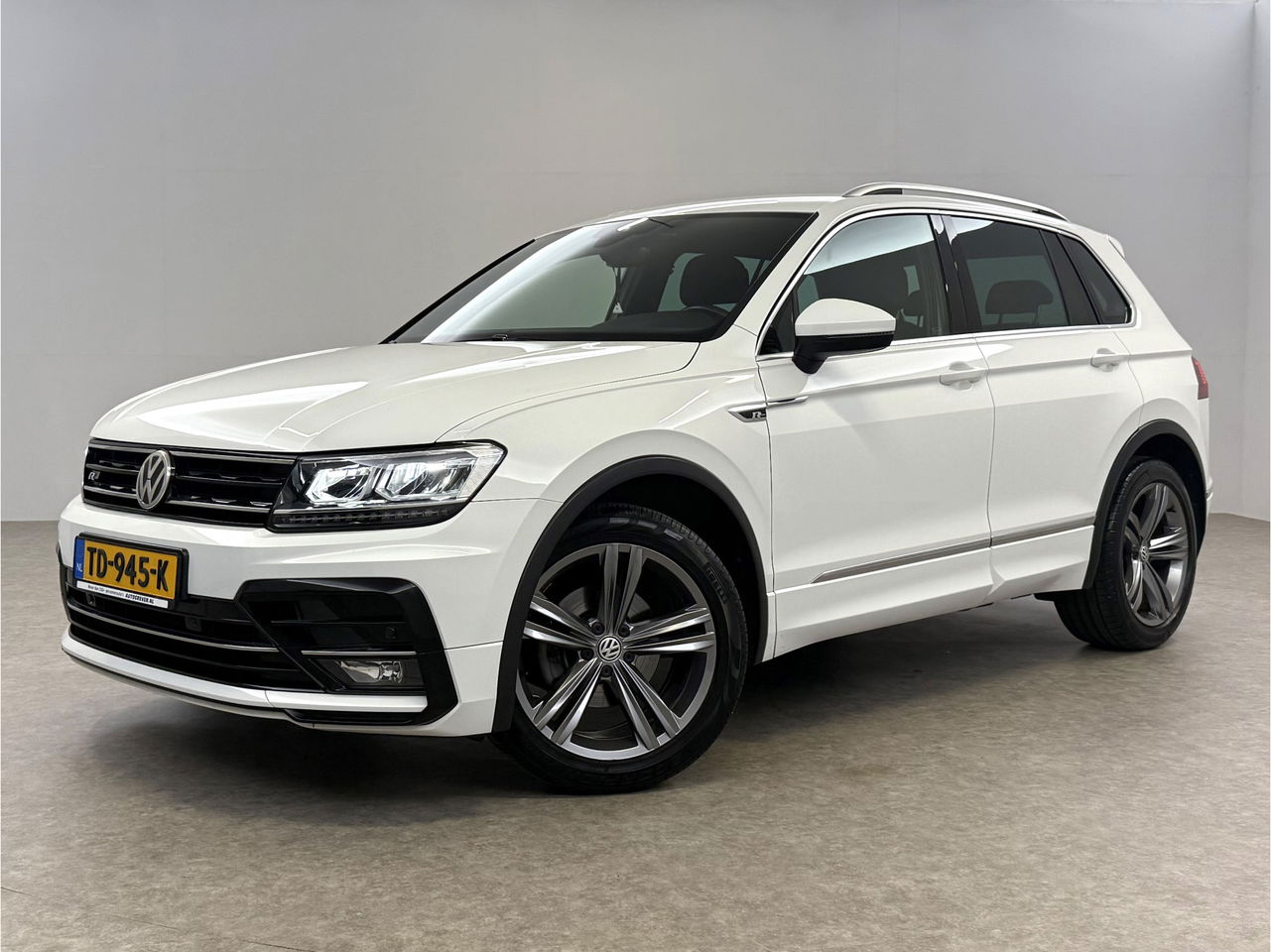 Volkswagen Tiguan 1.4 TSI R-line | Virtual Cockpit | ACC | LED | Carplay | Parkeersensoren | 19"LMV