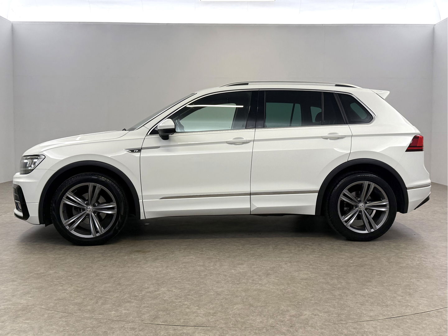 Volkswagen Tiguan 1.4 TSI R-line | Virtual | LED |  Adaptive Cruise | Carplay | Parkeersens. | 19"LMV