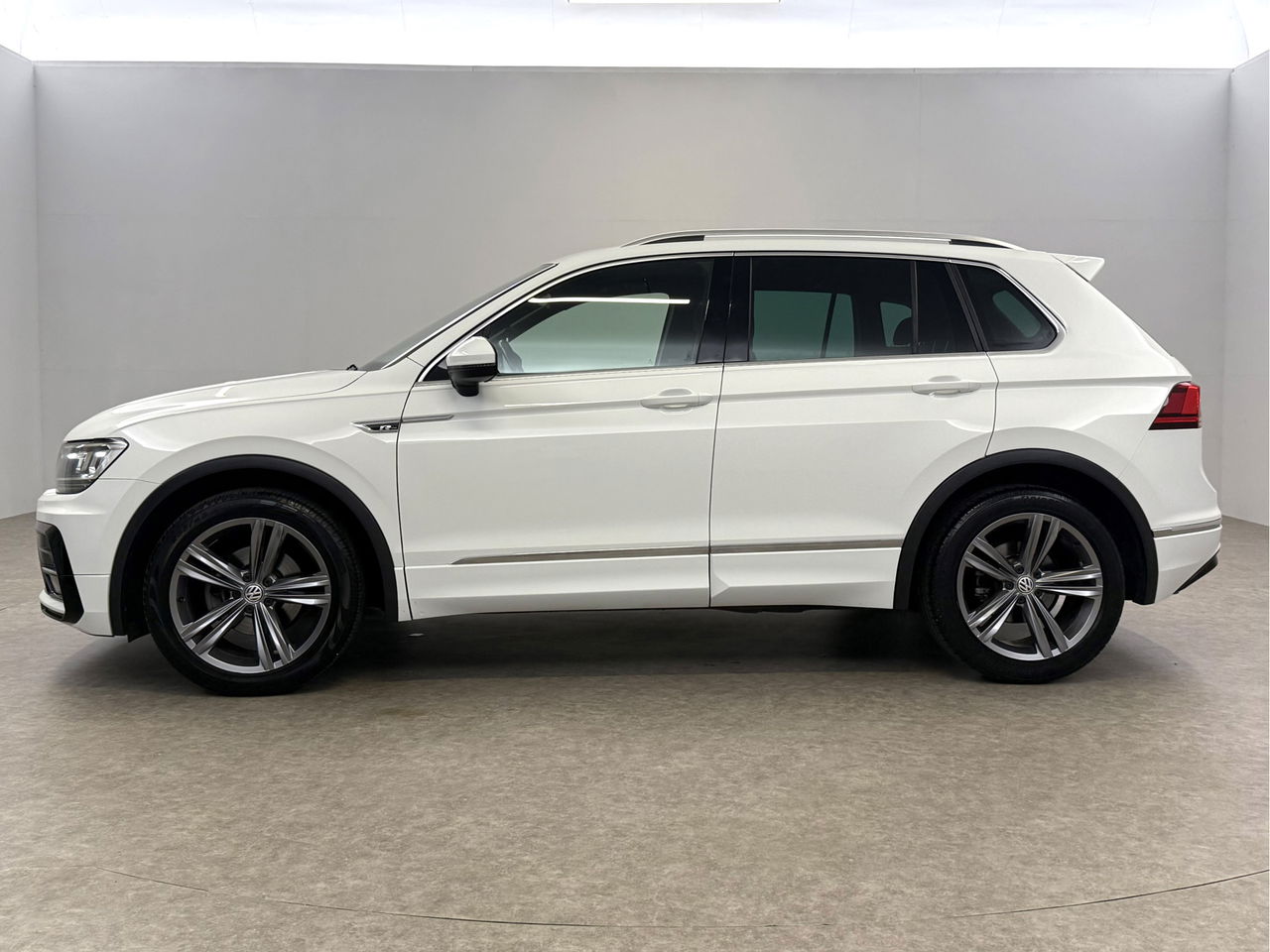 Volkswagen Tiguan 1.4 TSI R-line | Virtual Cockpit | ACC | LED | Carplay | Parkeersensoren | 19"LMV
