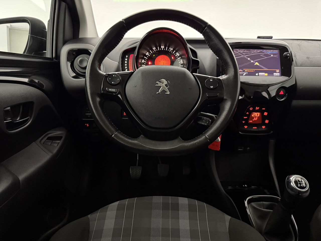 Peugeot 108 1.0 e-VTi Blue Executive | Navigatie | Cruise | Camera | LED | Airco | NAP