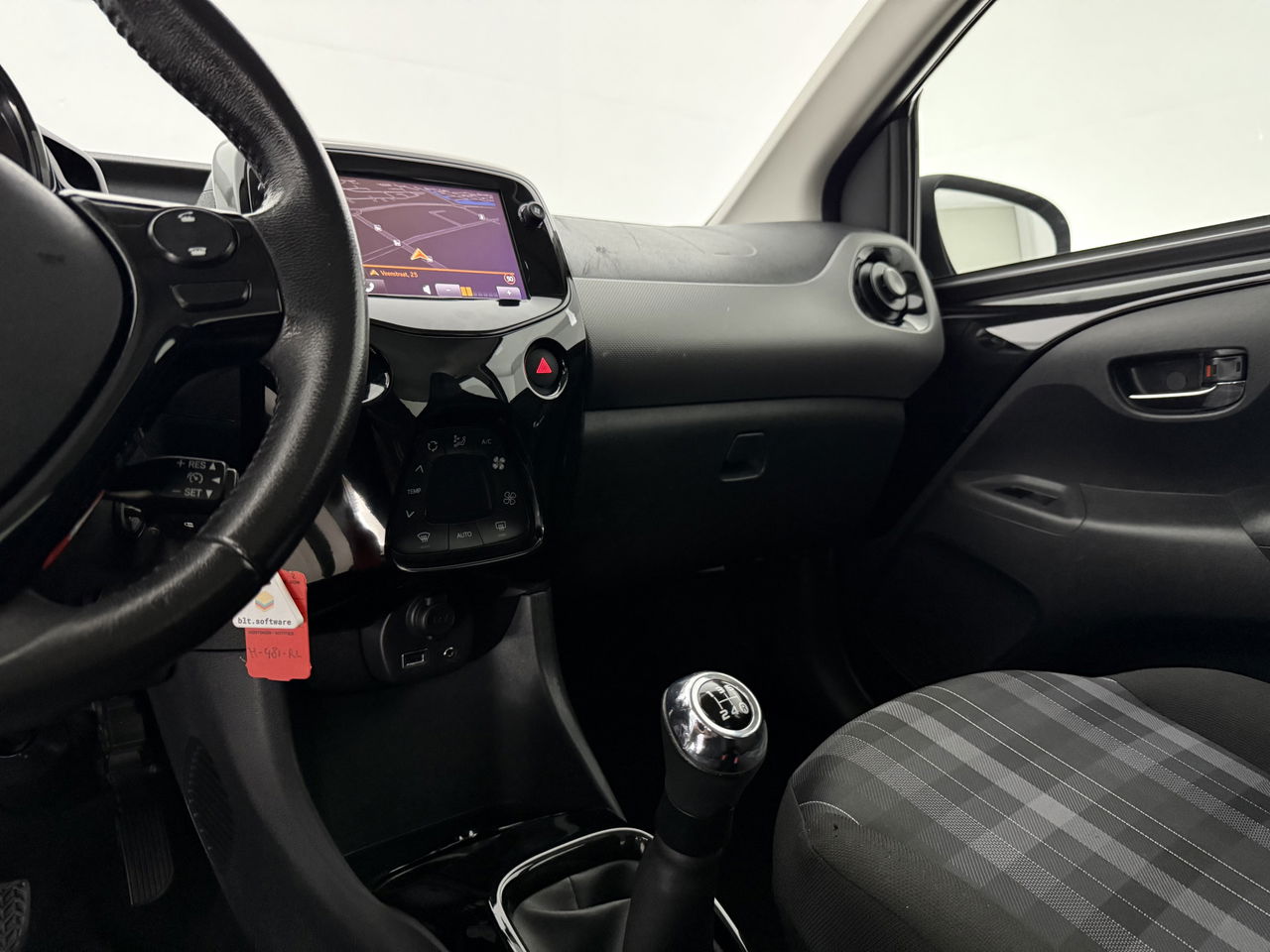 Peugeot 108 1.0 e-VTi Blue Executive | Navigatie | Cruise | Camera | LED | Airco | NAP