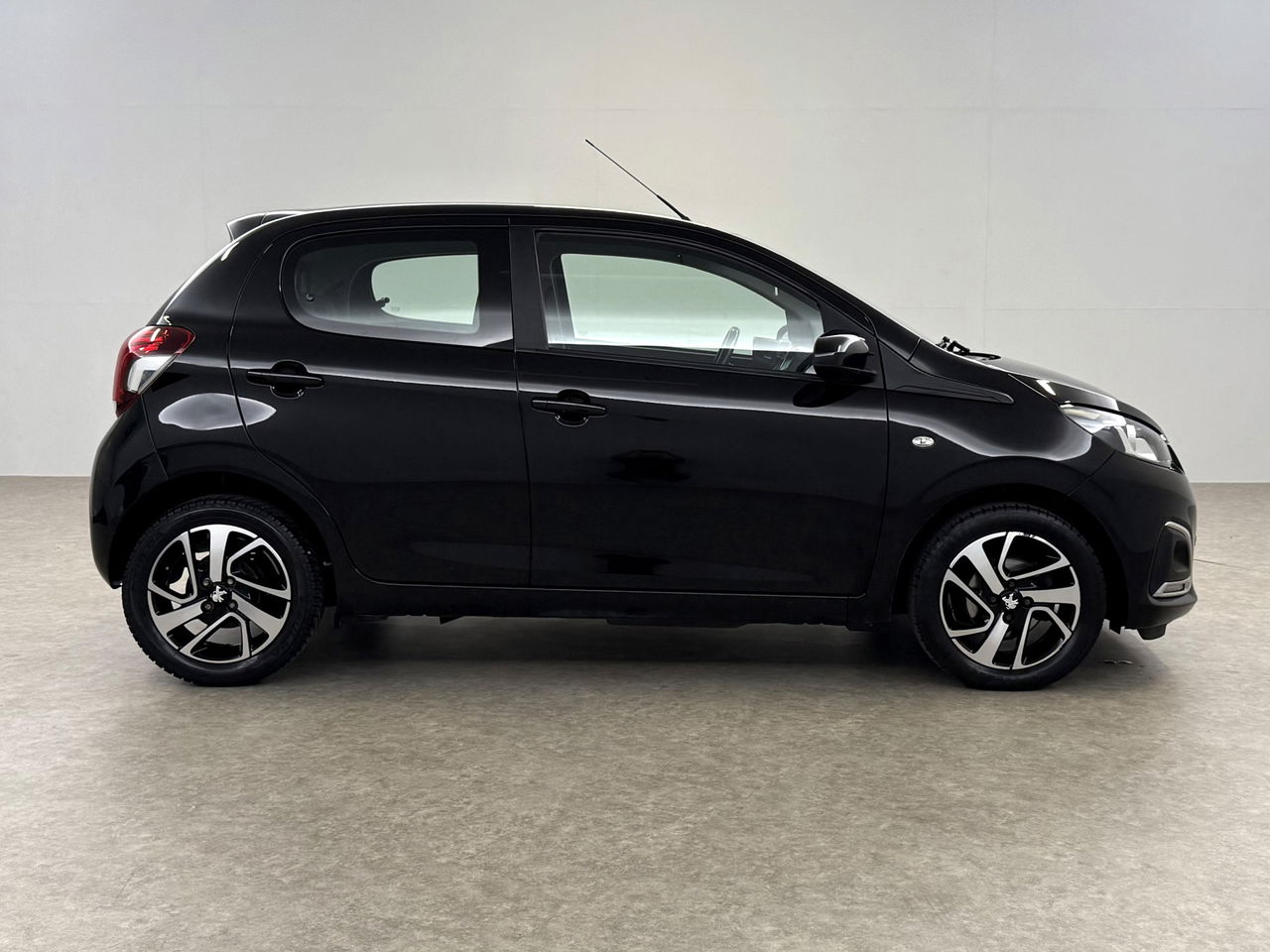 Peugeot 108 1.0 e-VTi Blue Executive | Navigatie | Cruise | Camera | LED | Airco | NAP