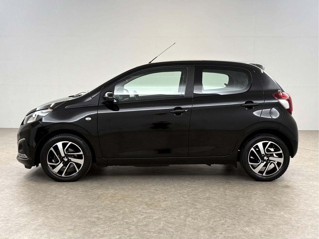 Peugeot 108 1.0 e-VTi Blue Executive | Navigatie | Cruise | Camera | LED | Airco | NAP
