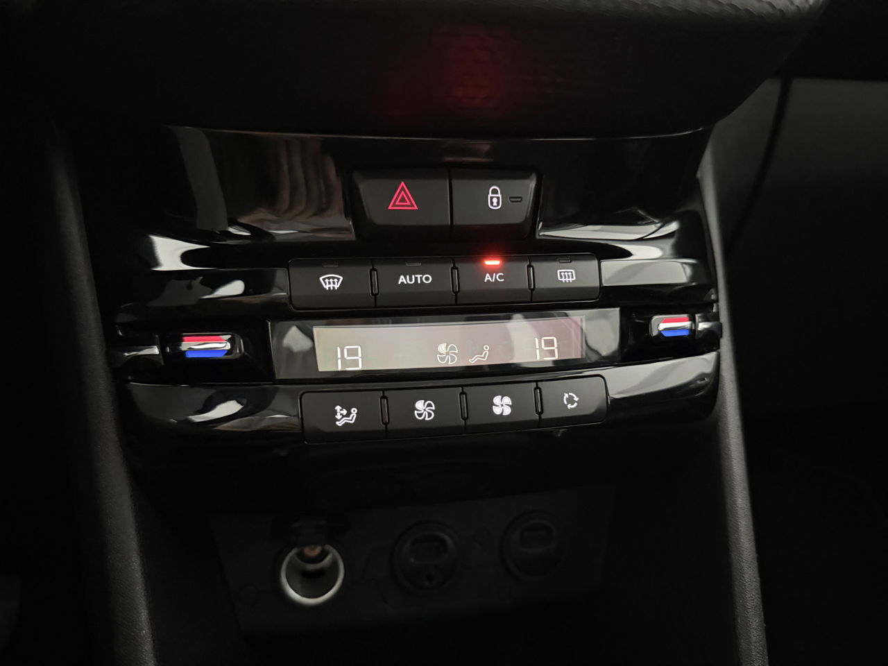 Peugeot 2008 1.2 VTi Allure | Sfeerverl. | Navigatie | Trekh | NAP | Cruise | Parkeersens