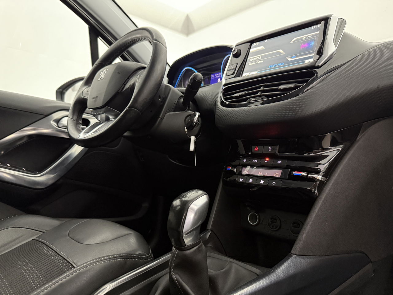 Peugeot 2008 1.2 VTi Allure | Sfeerverl. | Navigatie | Trekh | NAP | Cruise | Parkeersens