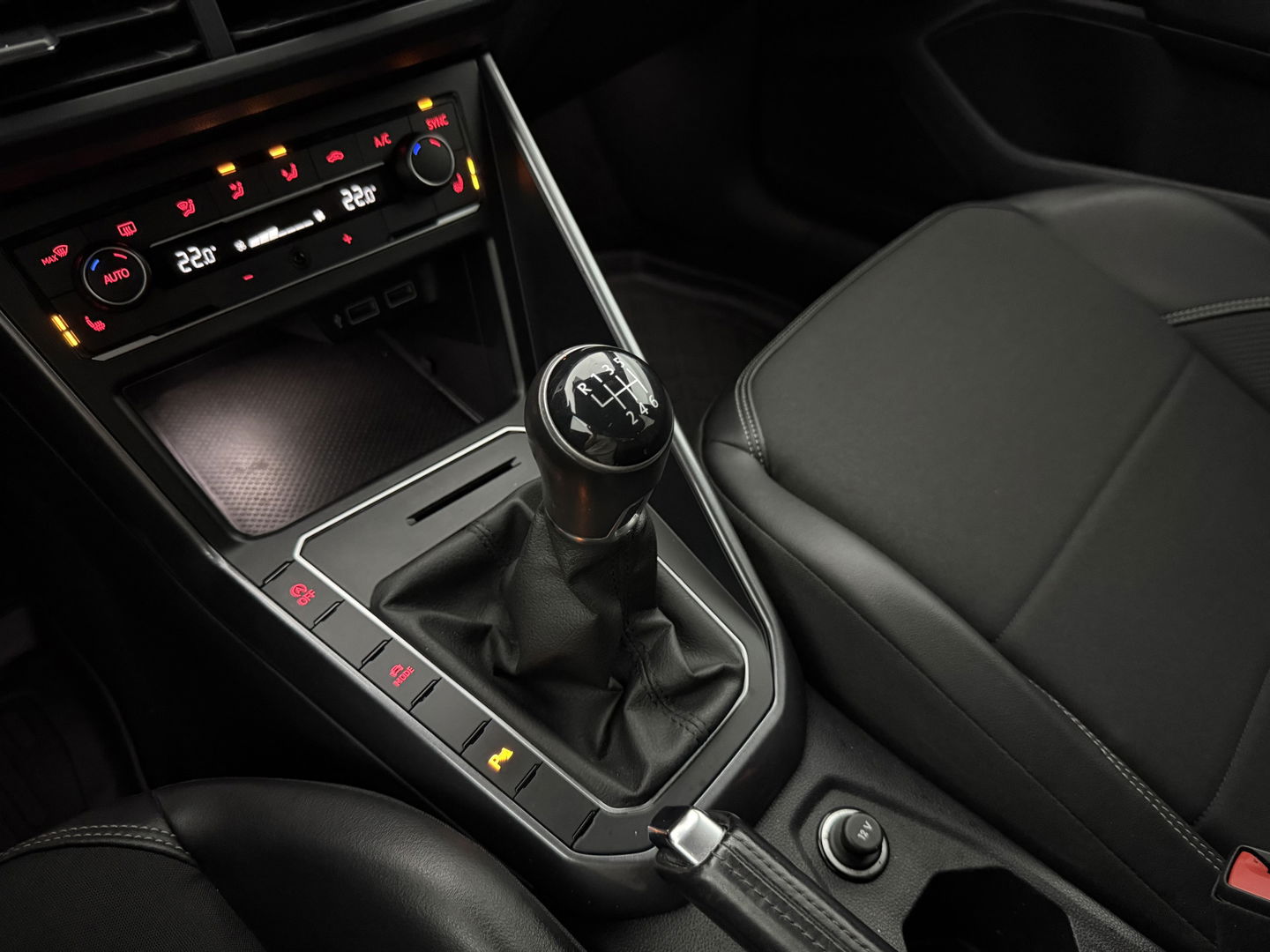 Volkswagen Polo 1.0 TSI R-line | LED | Carplay | Adaptive Cruise | Clima | Navigatie | Parkeersens.