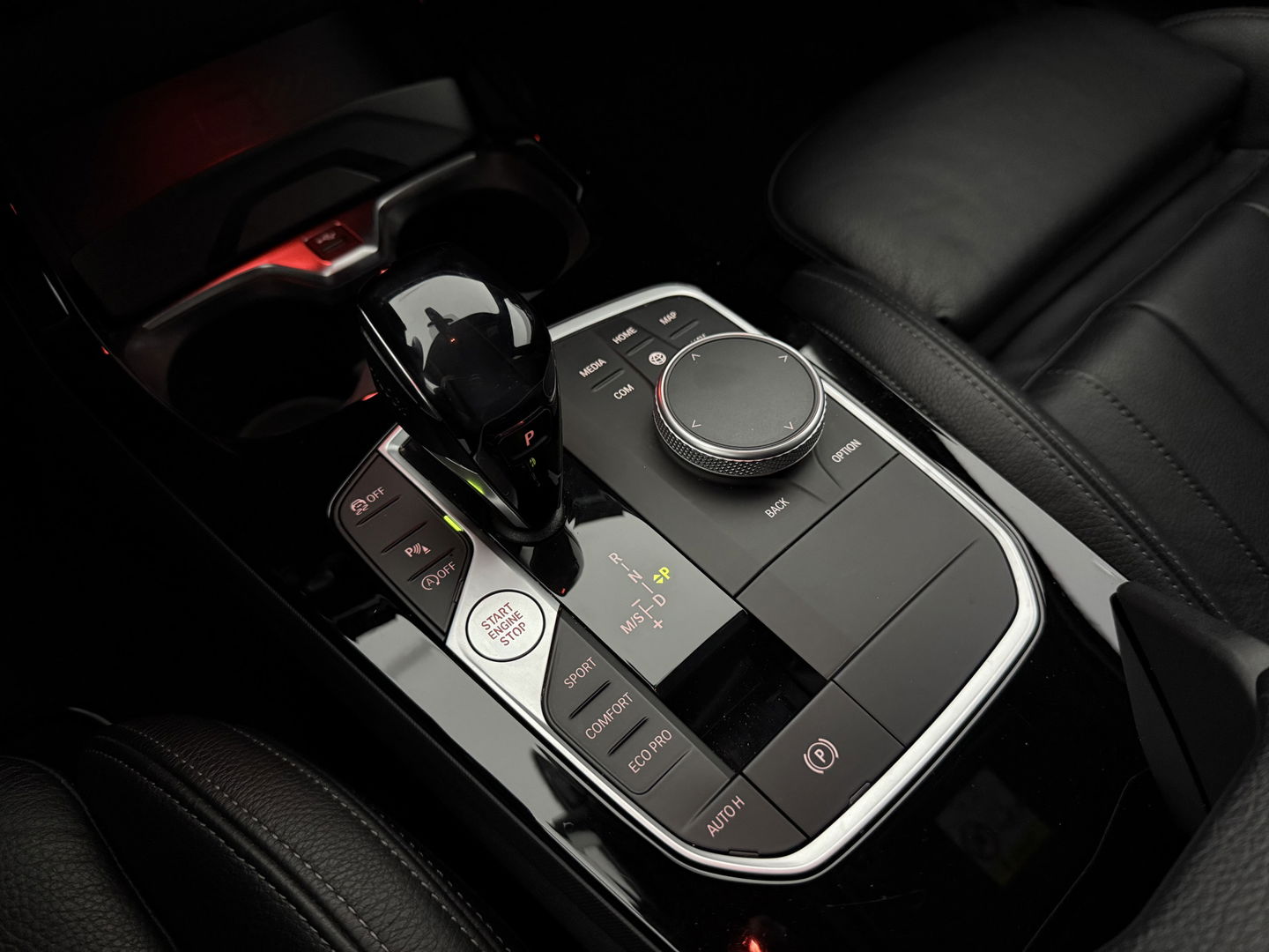 BMW 1-serie 118i M-Sport | Virtual | Camera | Kuipstoelen | LED | Carplay | Stoel/Stuurverw. | NAP