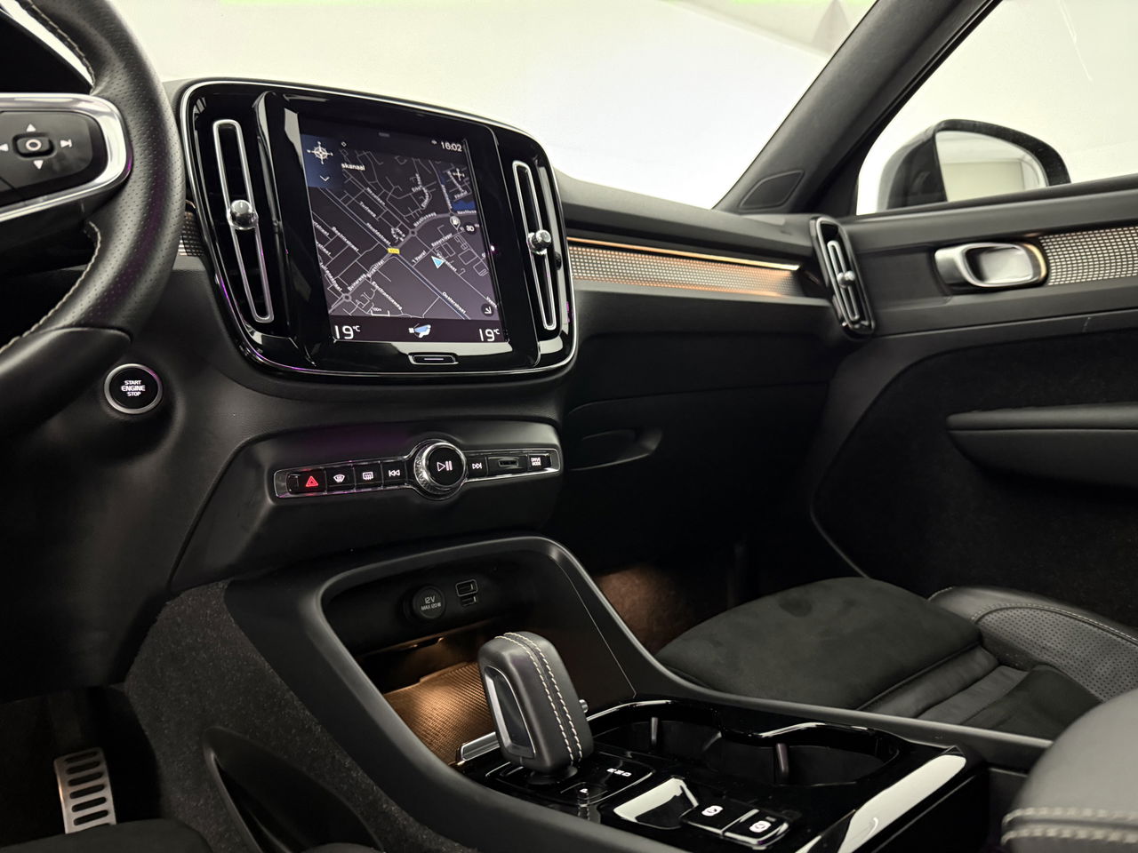 Volvo XC40 1.5 T5 PHEV 262PK Inscription | Pano | 360° | Sfeerverl. | Virtual | Adaptive Cruise | LED | Carplay