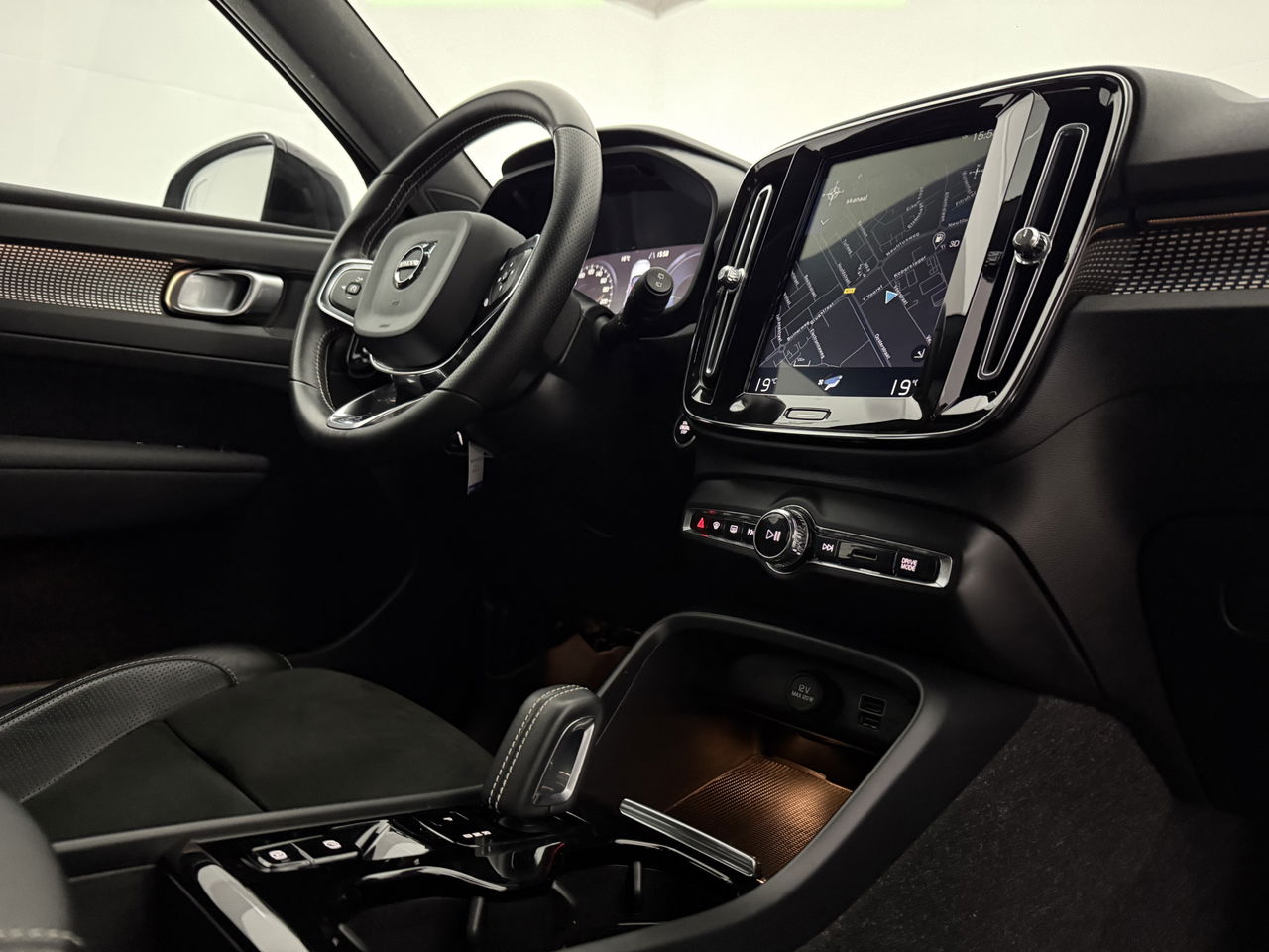 Volvo XC40 1.5 T5 PHEV 262PK Inscription | Pano | 360° | Sfeerverl. | Virtual | Adaptive Cruise | LED | Carplay