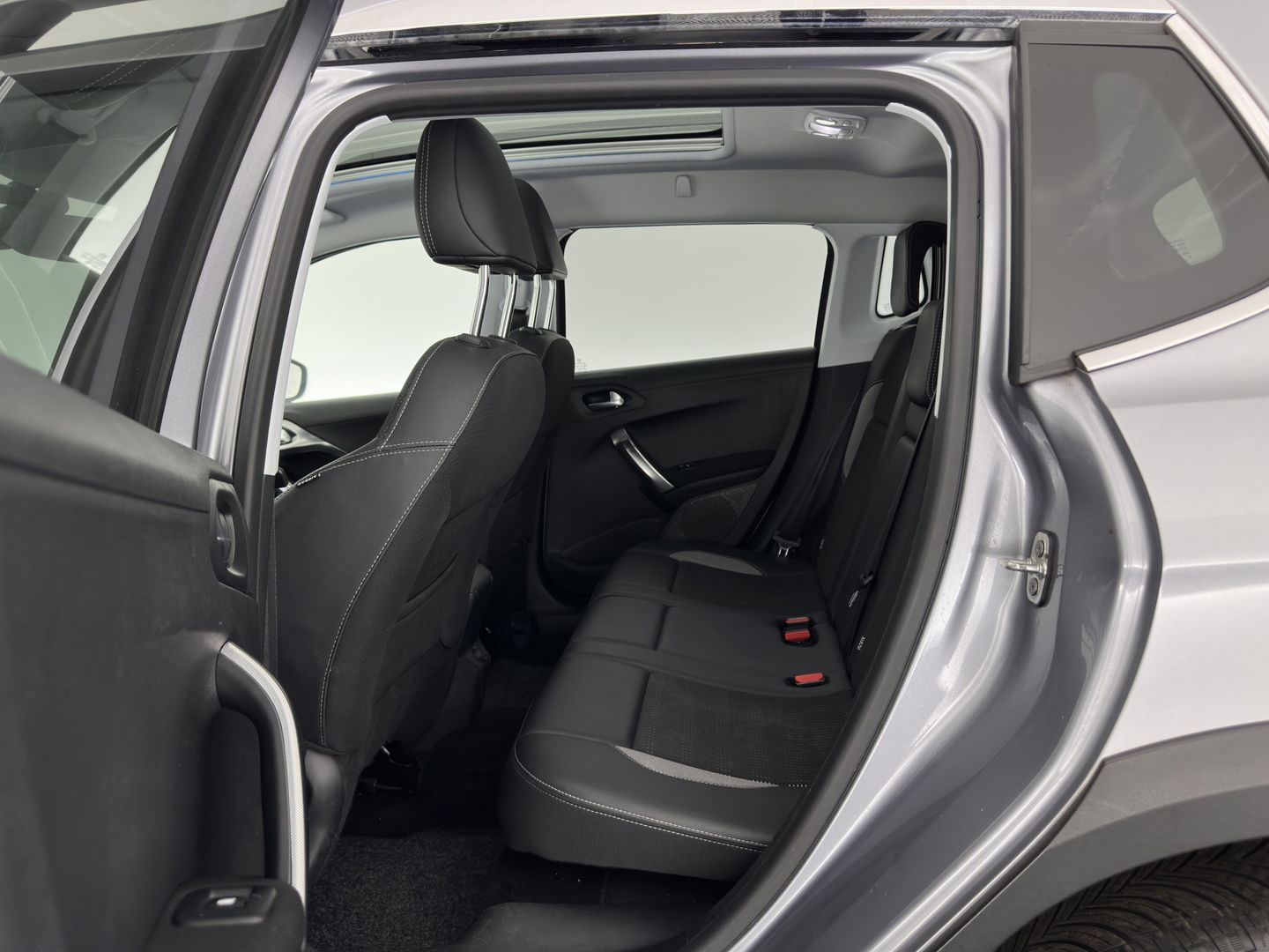 Peugeot 2008 1.2 PureTech Allure Aut. *PANO | LEATHER-FABRIC | HEATED-SPORTSEATS | CARPLAY | ECC | CAMERA | PRIVACY-GLASS | PDC | CRUISE | 16''ALU*