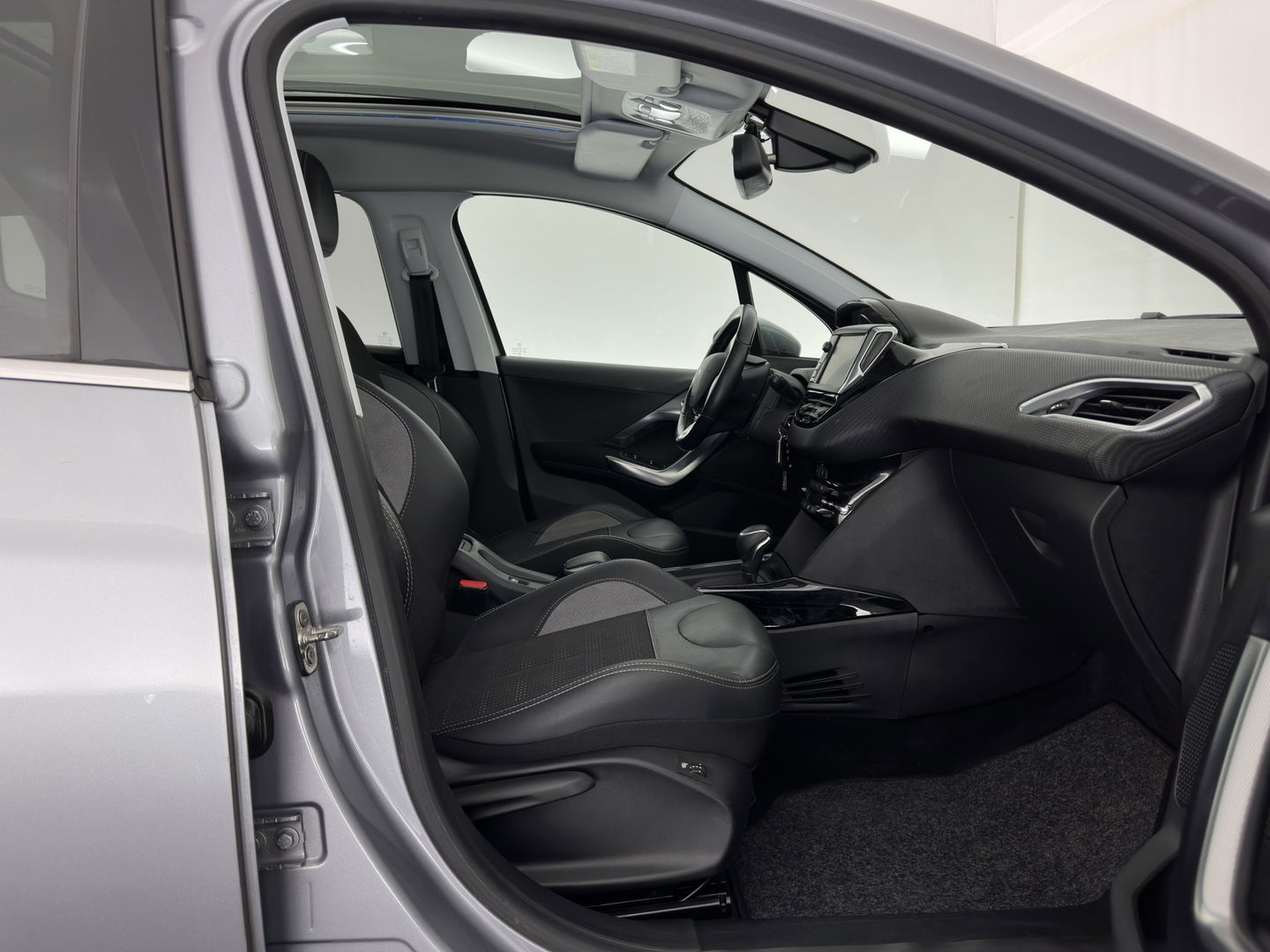 Peugeot 2008 1.2 PureTech Allure Aut. *PANO | LEATHER-FABRIC | HEATED-SPORTSEATS | CARPLAY | ECC | CAMERA | PRIVACY-GLASS | PDC | CRUISE | 16''ALU*