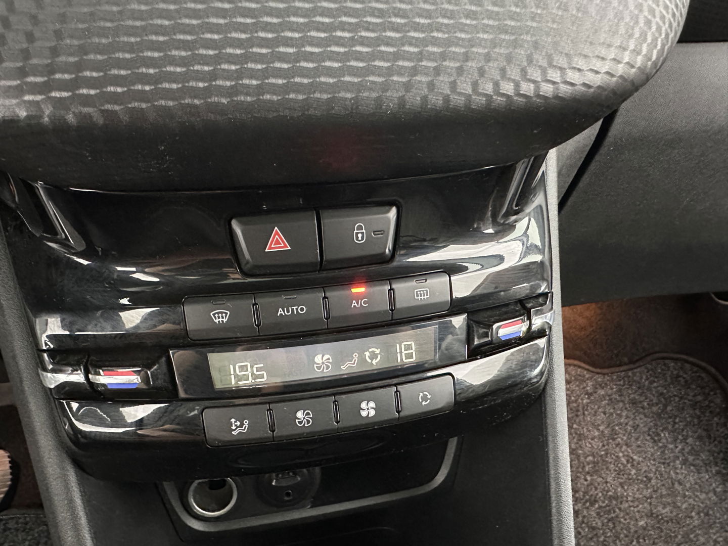 Peugeot 2008 1.2 PureTech Allure Aut. *PANO | LEATHER-FABRIC | HEATED-SPORTSEATS | CARPLAY | ECC | CAMERA | PRIVACY-GLASS | PDC | CRUISE | 16''ALU*