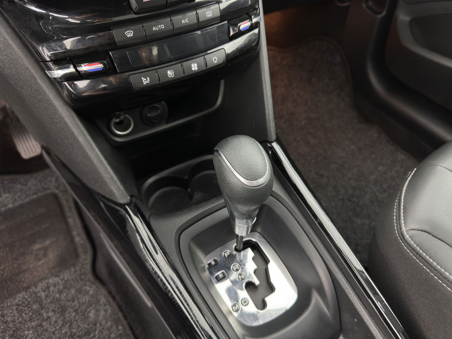 Peugeot 2008 1.2 PureTech Allure Aut. *PANO | LEATHER-FABRIC | HEATED-SPORTSEATS | CARPLAY | ECC | CAMERA | PRIVACY-GLASS | PDC | CRUISE | 16''ALU*