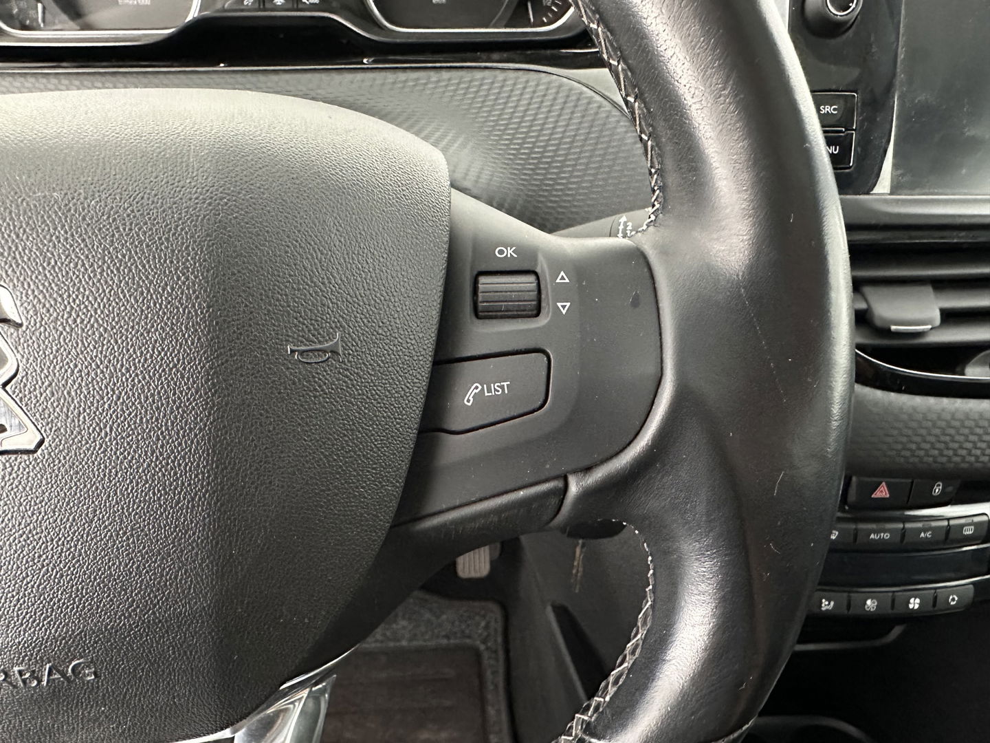 Peugeot 2008 1.2 PureTech Allure Aut. *PANO | LEATHER-FABRIC | HEATED-SPORTSEATS | CARPLAY | ECC | CAMERA | PRIVACY-GLASS | PDC | CRUISE | 16''ALU*