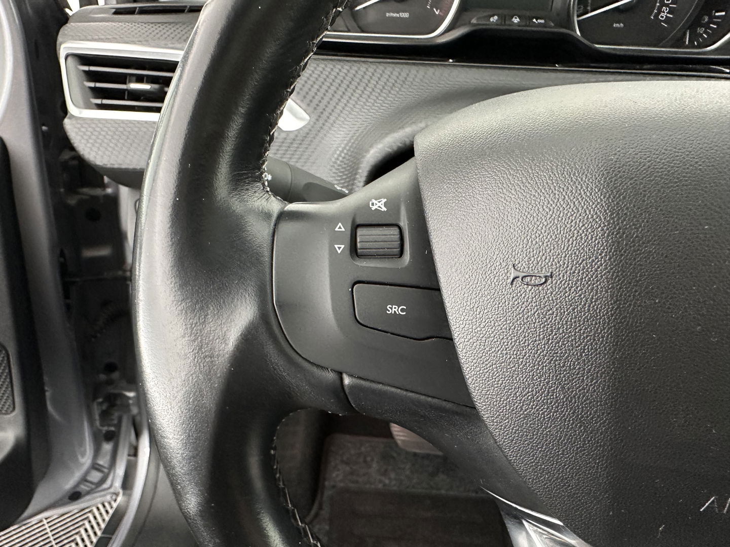 Peugeot 2008 1.2 PureTech Allure Aut. *PANO | LEATHER-FABRIC | HEATED-SPORTSEATS | CARPLAY | ECC | CAMERA | PRIVACY-GLASS | PDC | CRUISE | 16''ALU*