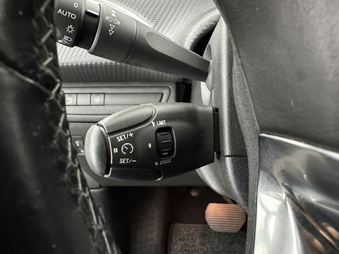 Peugeot 2008 1.2 PureTech Allure Aut. *PANO | LEATHER-FABRIC | HEATED-SPORTSEATS | CARPLAY | ECC | CAMERA | PRIVACY-GLASS | PDC | CRUISE | 16''ALU*